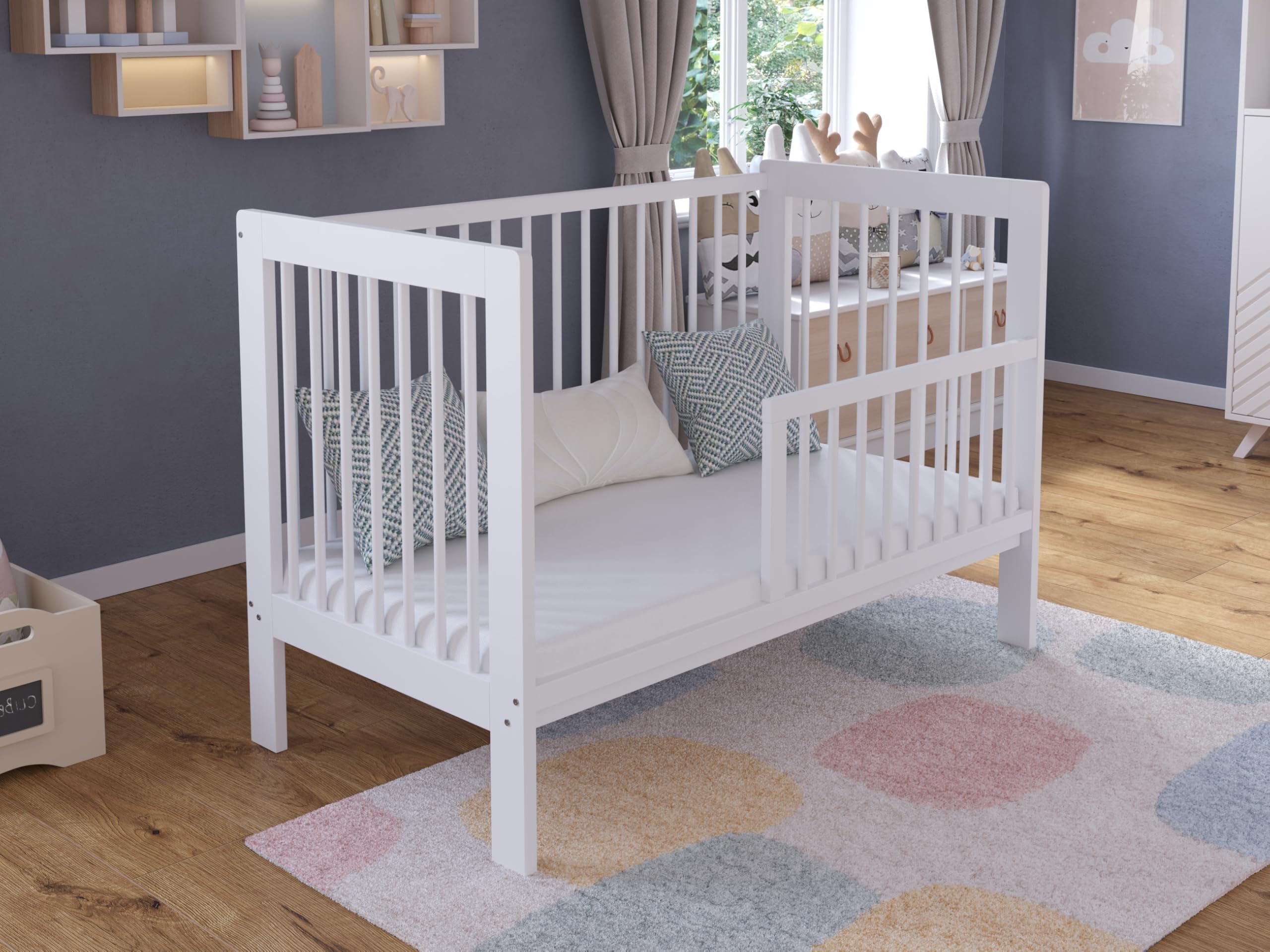 Love For Sleep Lettino Neonato in Legno, Bianco 120x60 cm con Sponda Regolabile, Ruote e Barriera di Sicurezza – Culla Evolutivo per Neonato e Bambino