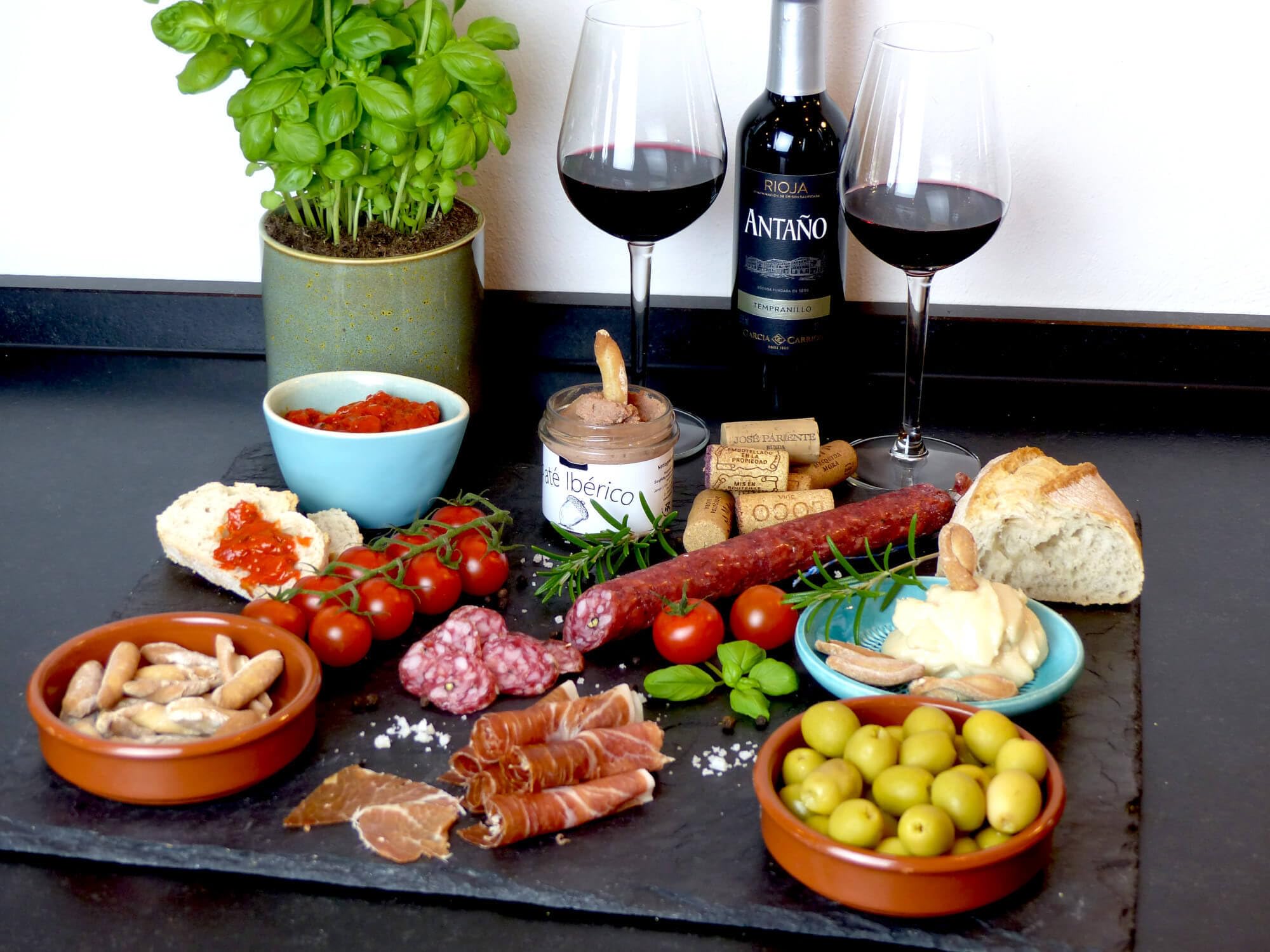 Geschenkbox TAPAS ABEND für zwei - Präsentkorb mit Spanischen Feinkost Delikatessen und Rot-Wein