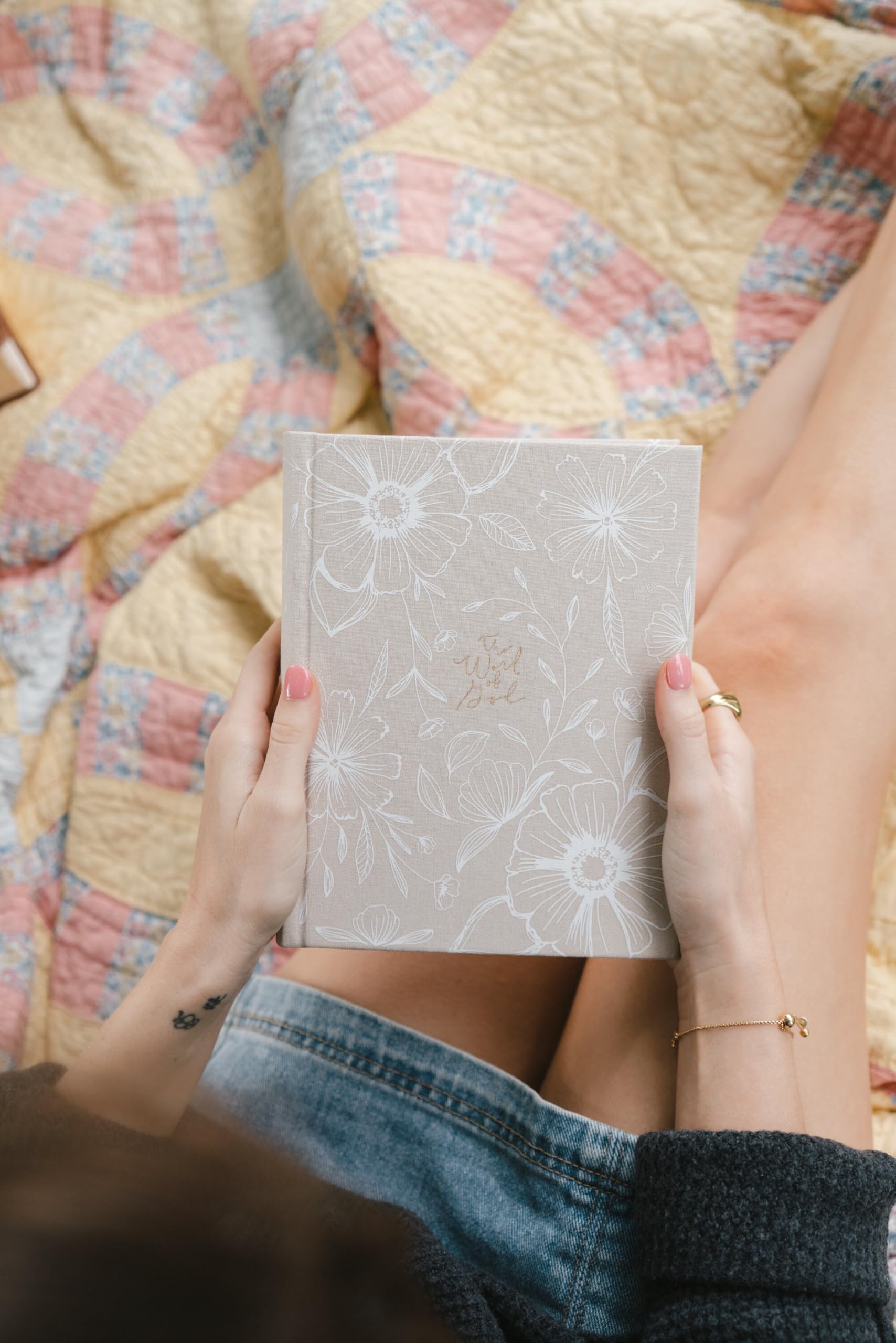 Hosanna Revival - Biblia NLT z notatkami, piękny kwiatowy nowy żywy materiał do nauki tłumaczenia, tytuł: motyw Cordova, chrześcijańskie prezenty dla kobiet