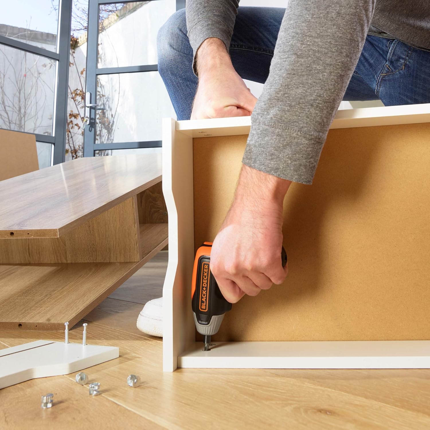 Cacciavite utilizzato per installare una cerniera per mobile