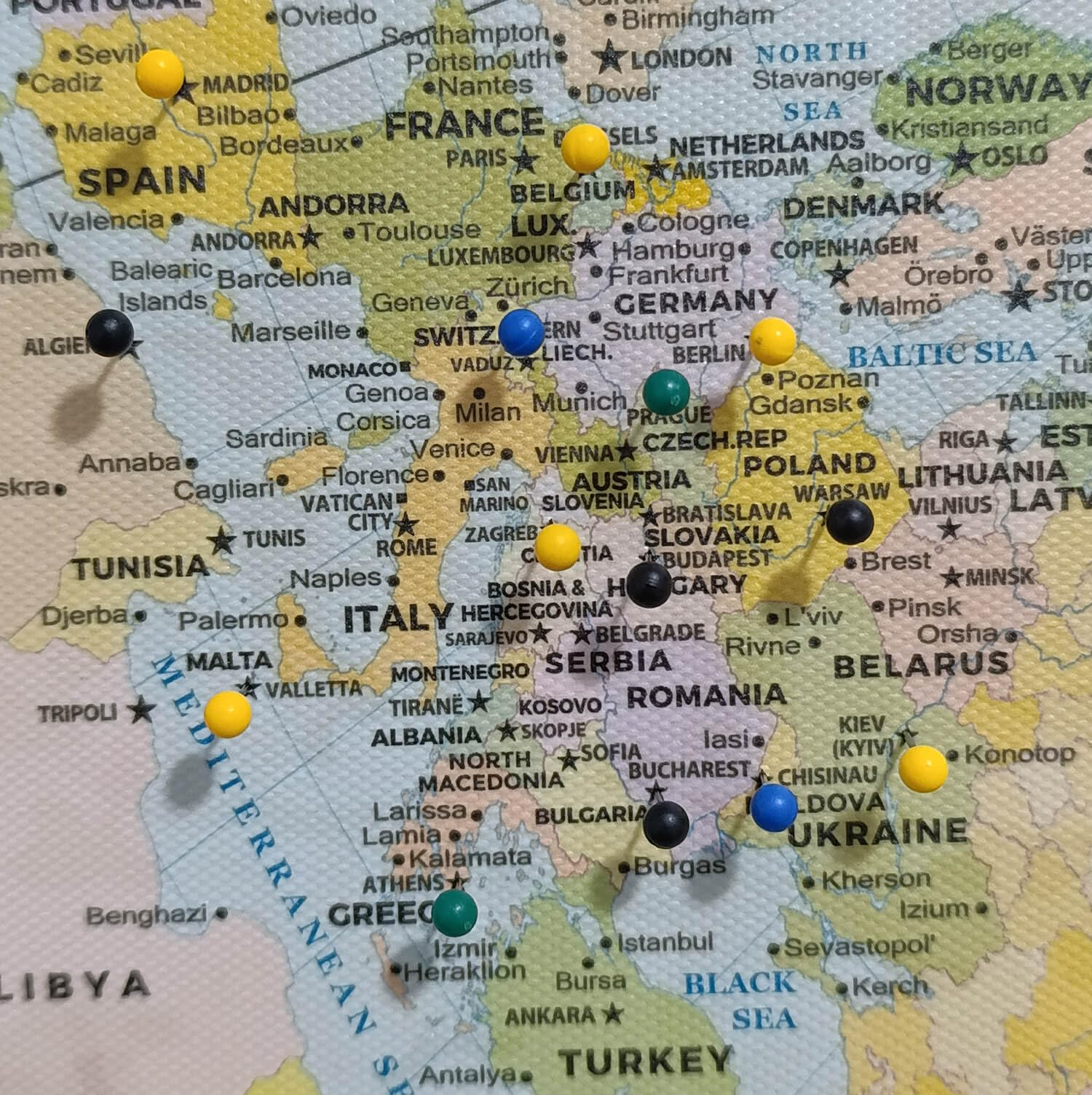 AuthaGraph - Póster de mapa del mundo, mapa de viaje personalizado con chinchetas, mapa de pared de autógrafo clásico, póster de globo preciso, mapa enmarcado del mundo en lienzo, regalo de geografía