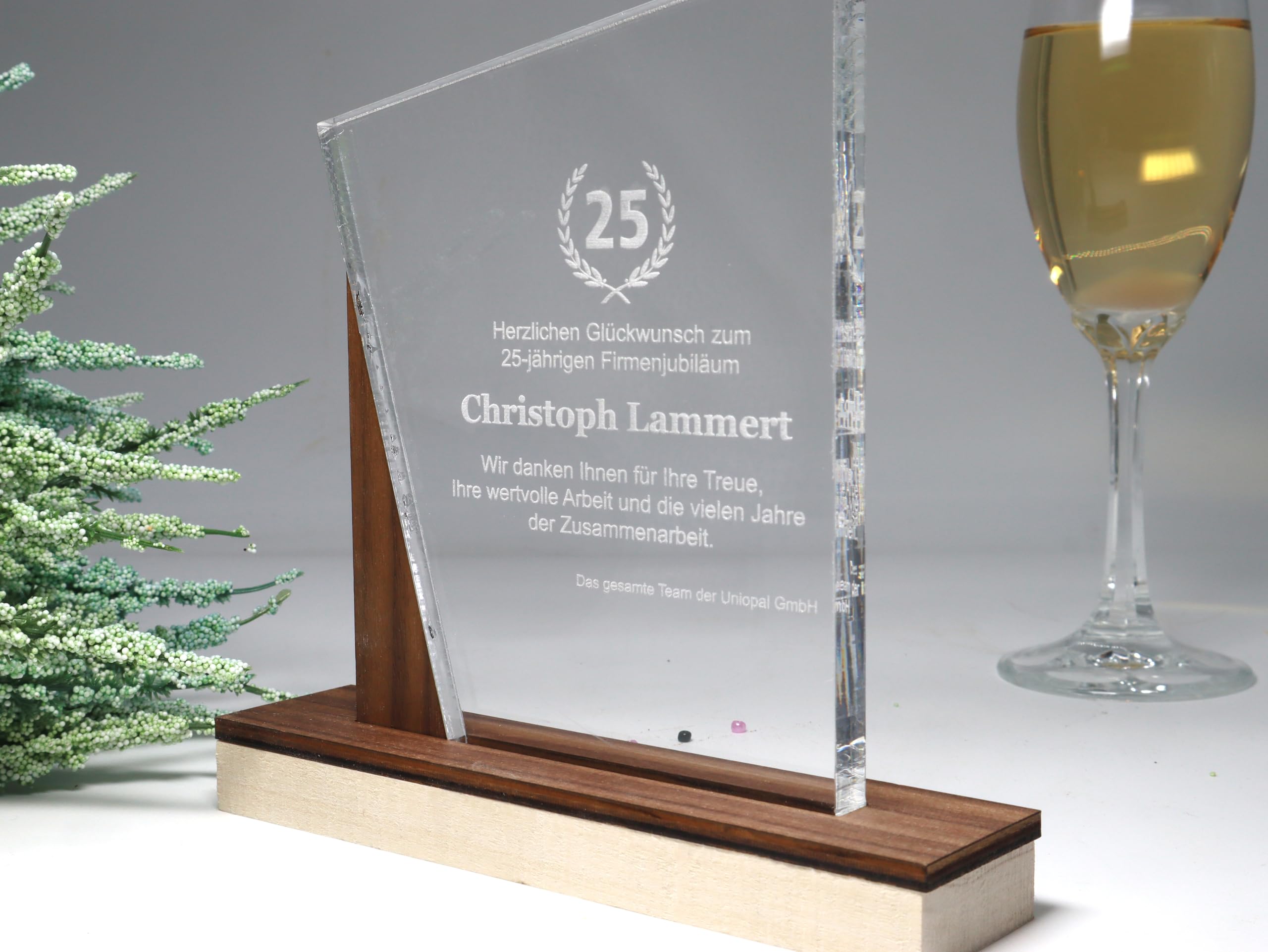 Elegante Trophäe aus Acrylglas mit Nussbaum – Individuelle Gravur – Moderne Auszeichnung & Award