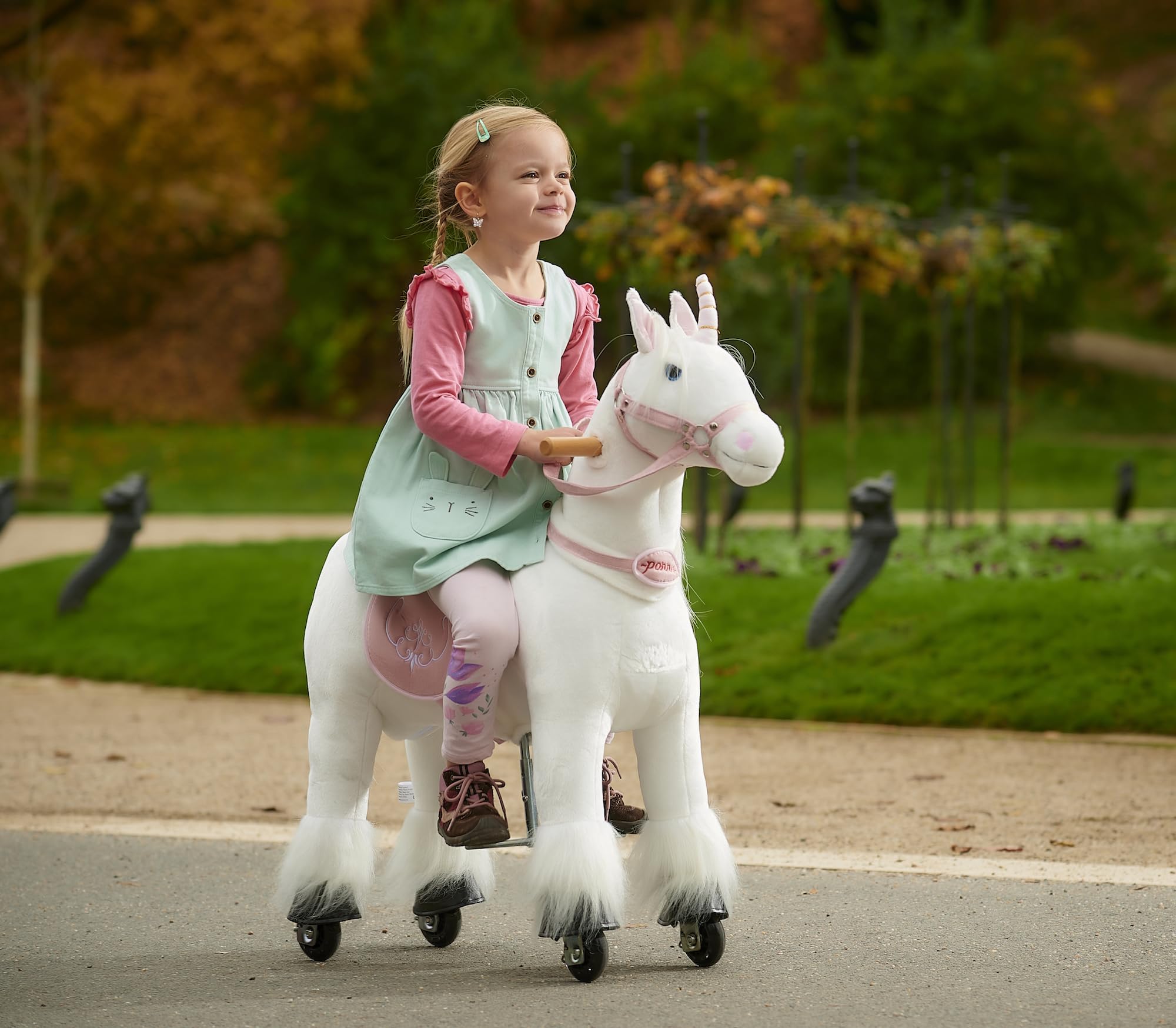 PONNIE Einhorn mit Rollen Unicorn S für Kinder 3–6 J (30 kg) – Ohne Batterie – Mitwachsend Dank höhenverstellbarer Steigbügel – Kämmbar, mit abnehmbarem Rosa Sattel – drinnen&draußen – 87 cm