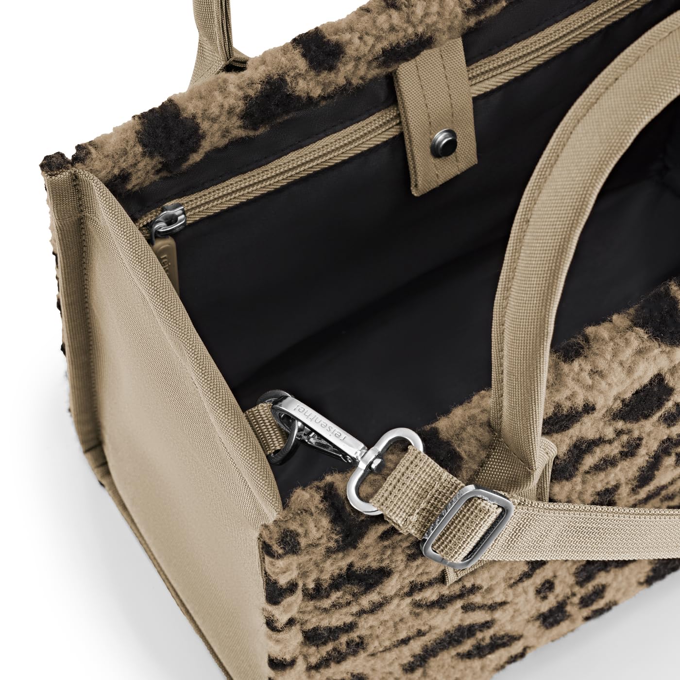 reisenthel Daily Shopper XS – La versione più piccola della nostra moderna shopper aerodinamica – una pratica borsa a tracolla rettangolare.