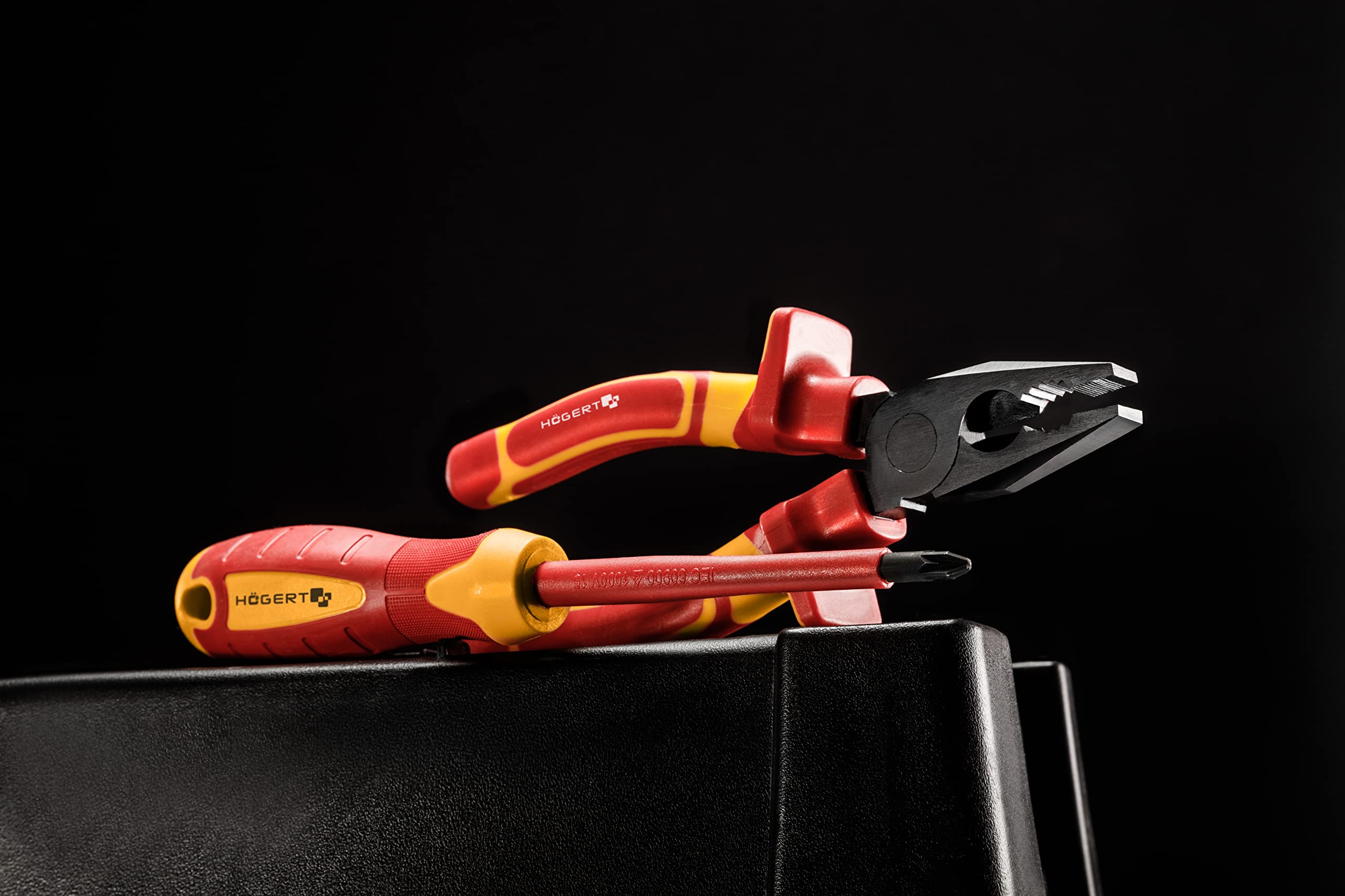 HÖGERT TECHNIK Set di 6 cacciaviti isolati magnetici con impugnatura antiscivolo, cacciavite a croce e cacciavite a testa piatta, 1000 V, STAL S2, rosso/giallo