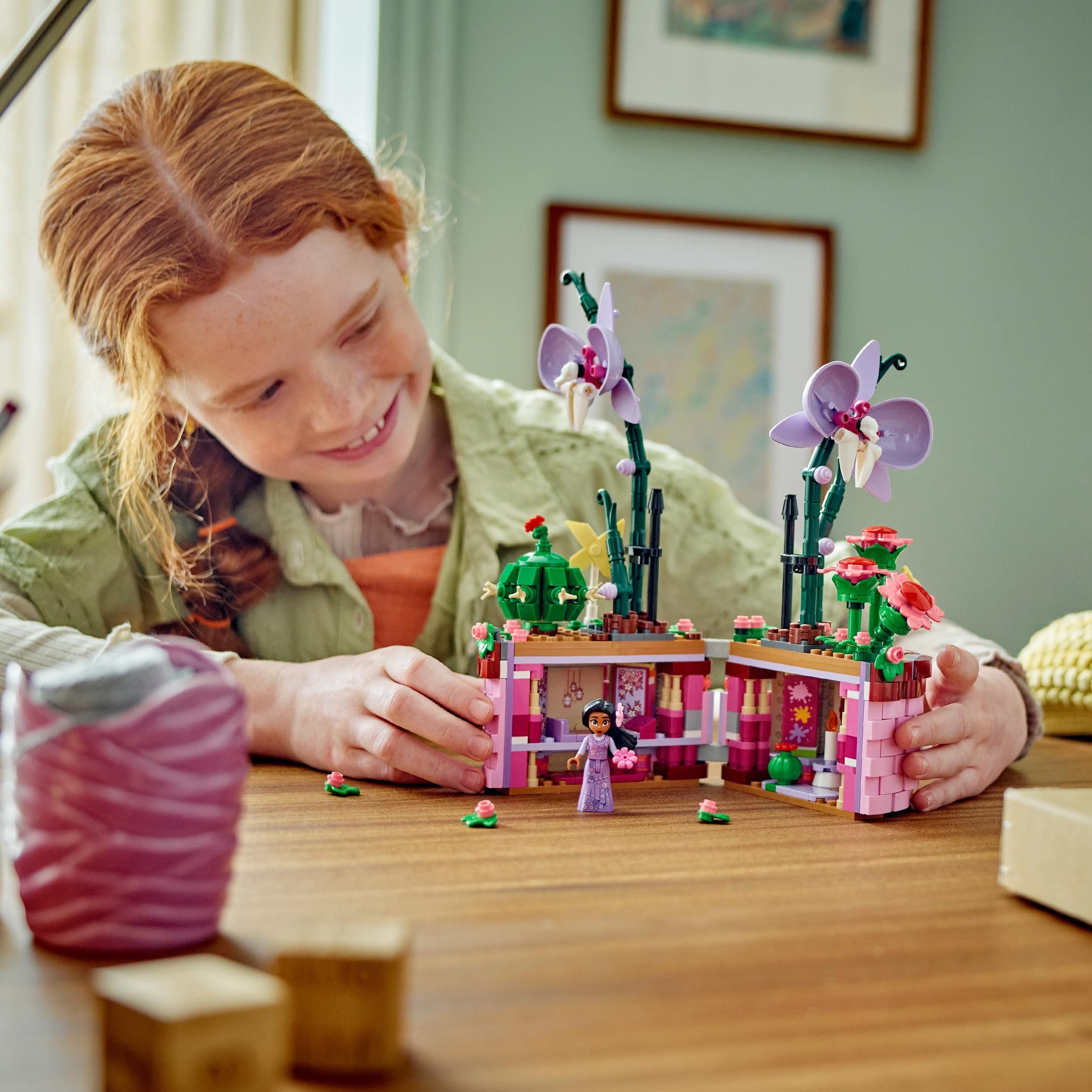 LEGO Disney Vaso di Fiori di Isabela, Giochi per Bambine e Bambini da 9 Anni in su con Mini Bambolina, Cesto Apribile, Orchidee e Cactus Giocattolo da Costruire, Idea Regalo dal Film Encanto 43237