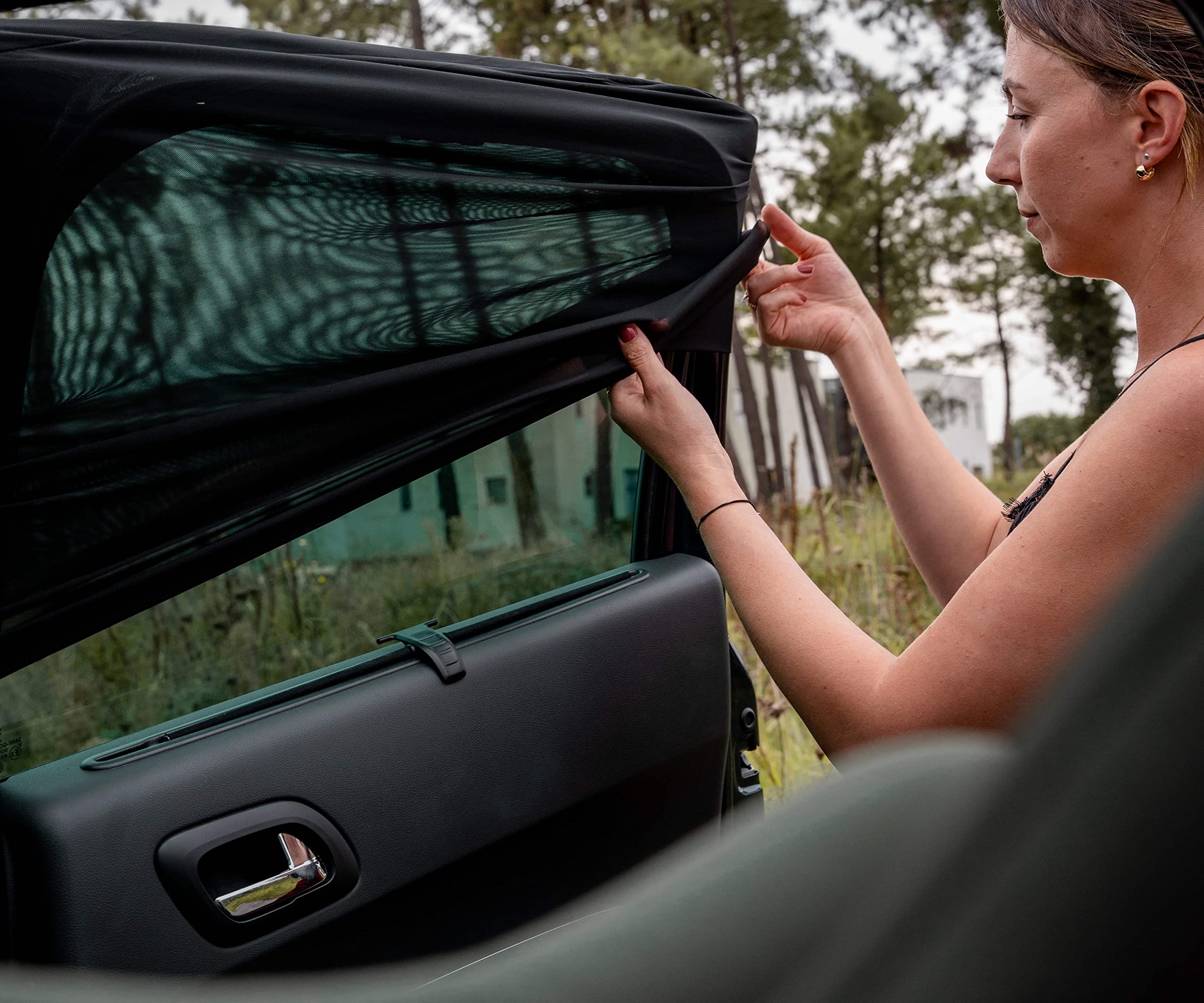 Pare-Soleil Voiture Chaussette pour Enfants - Lot de 2 - Enfilage Facile sur Les Portes Arrières - Protège de la Chaleur du Soleil et des Insectes - Emballage Recyclé - Taille M