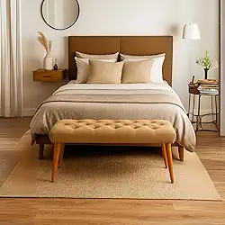 Banqueta Retangular Classic Pés De Madeira Capitonê Estofada Quarto Suede (Bege)