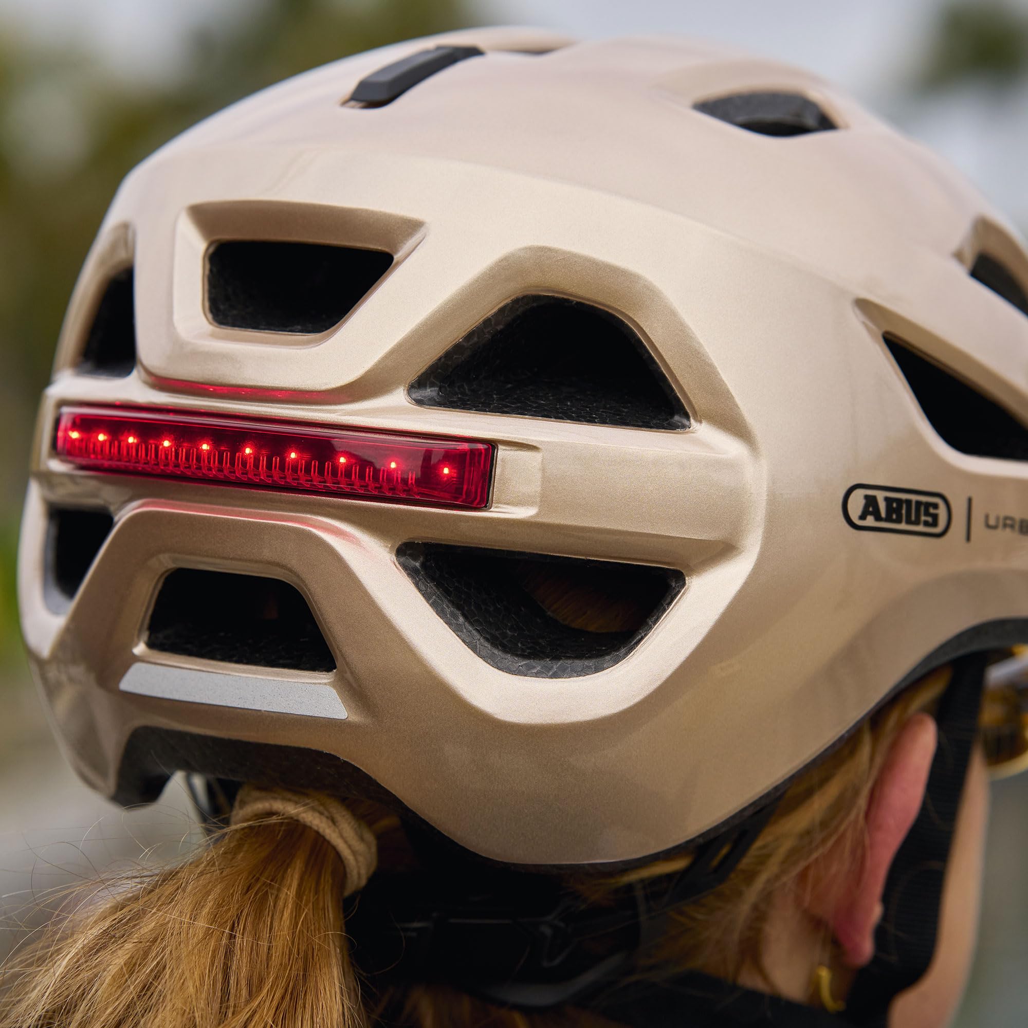 ABUS Casque de vélo Urban-I 4.0 - Casque de vélo avec feu arrière Rechargeable, 2 Modes d'éclairage, visière, Ouverture pour Tresses et Fermeture magnétique - pour Adolescents, Femmes et Hommes