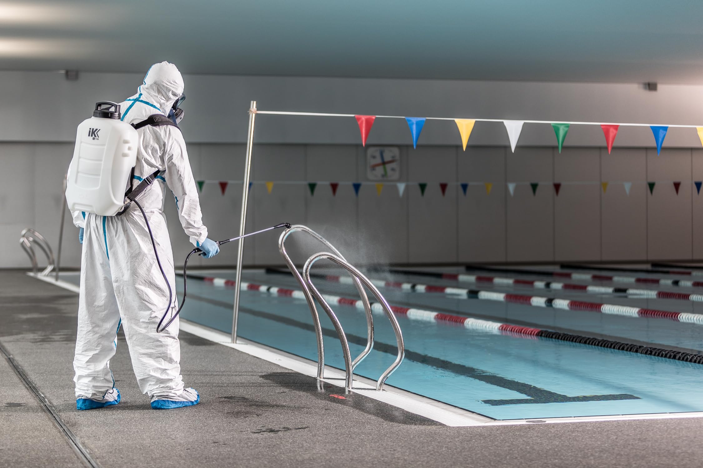 ｉＫ Spruzzatore Elettrico Professionale IK e 15 BS - capacità 15L - Zaino con Batteria 18V - Copertura Assoluta - Ideale per disinfestazione, Pulizia e disinfezione - Prodotto in Europa