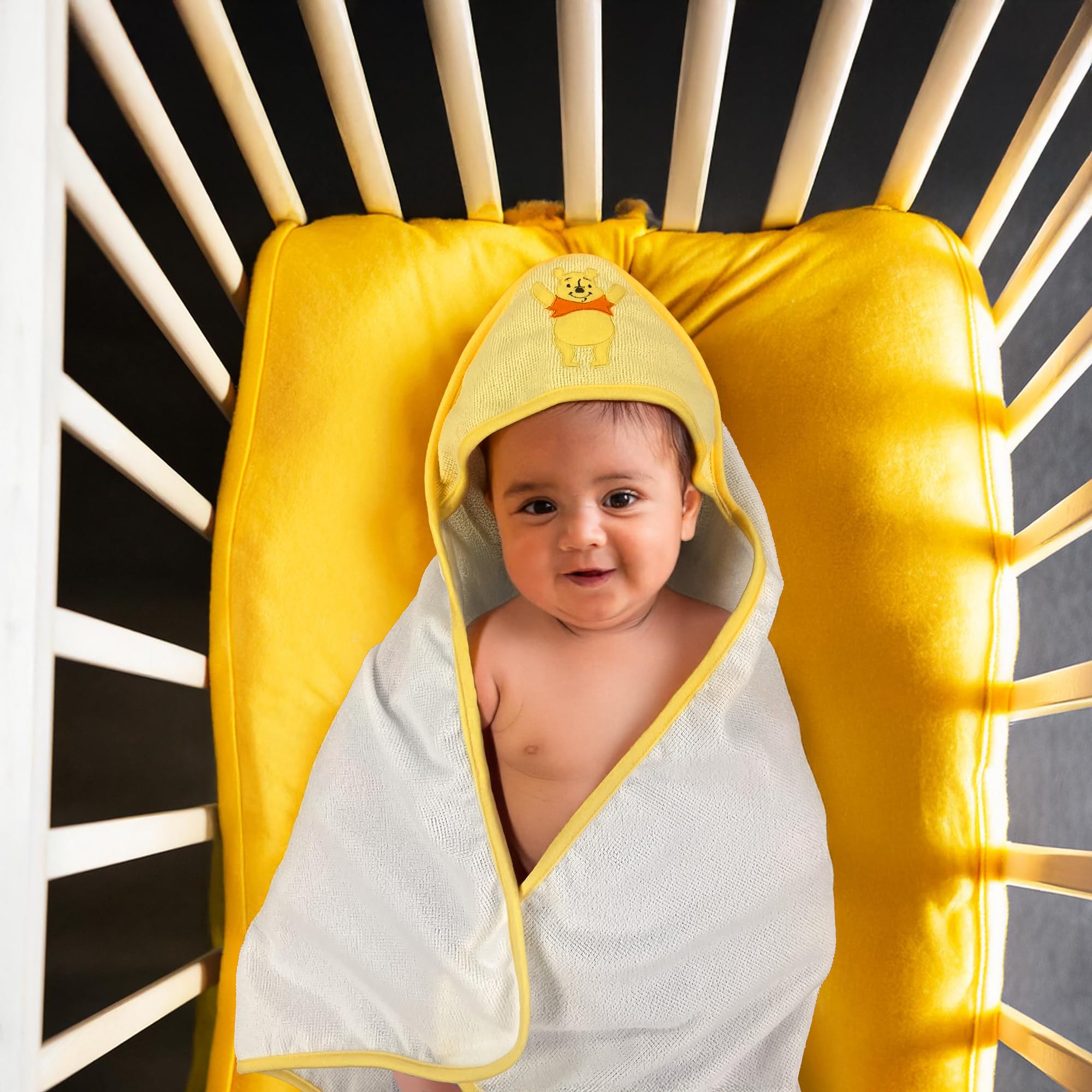 Cudlie Winnie Puuh Badetuch-Set mit Kapuze für Babys, enthält EIN Kapuzenhandtuch und 5 Waschlappen, Gelb/Weiß, offizielles Lizenzprodukt