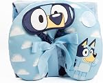 Jay Franco Bluey Ensemble de voyages pour enfants - 3 Ensemble de pièces inclus 40 x 50 Couverture de lancer, masque à yeux et oreiller encolure - Super doux & Accessoires de voyage Cozy