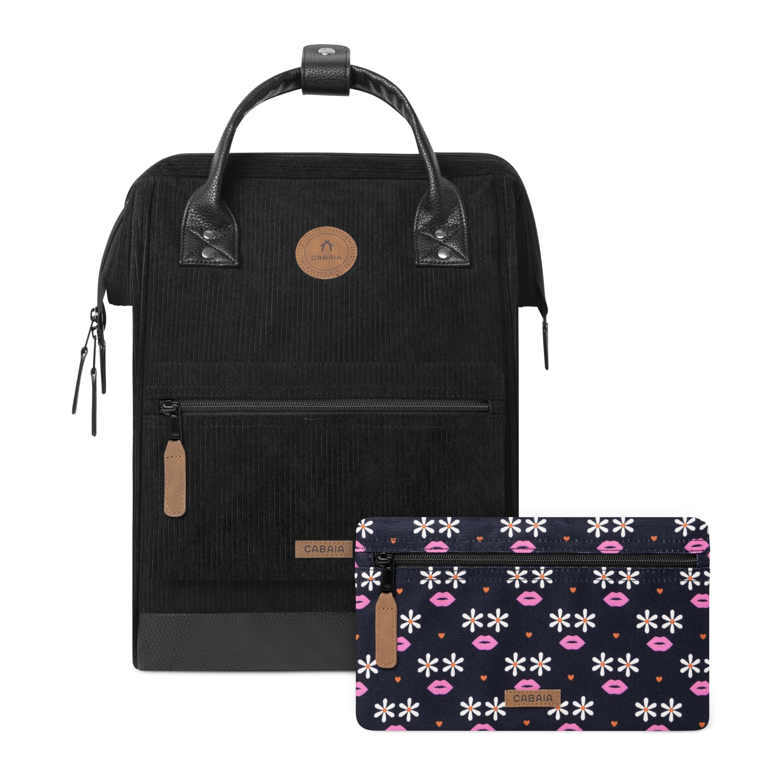 Cabaïa - Zaino Adventurer Brighton - Medium 18L - Idrorepellente - scomparto per PC fino a 13″ - 2 tasche intercambiabili - Vegan certificato - Zaino da viaggio, lavoro e scuola - Nero | Adventurer Collection, lo zaino che si adatta a ogni aspetto della v