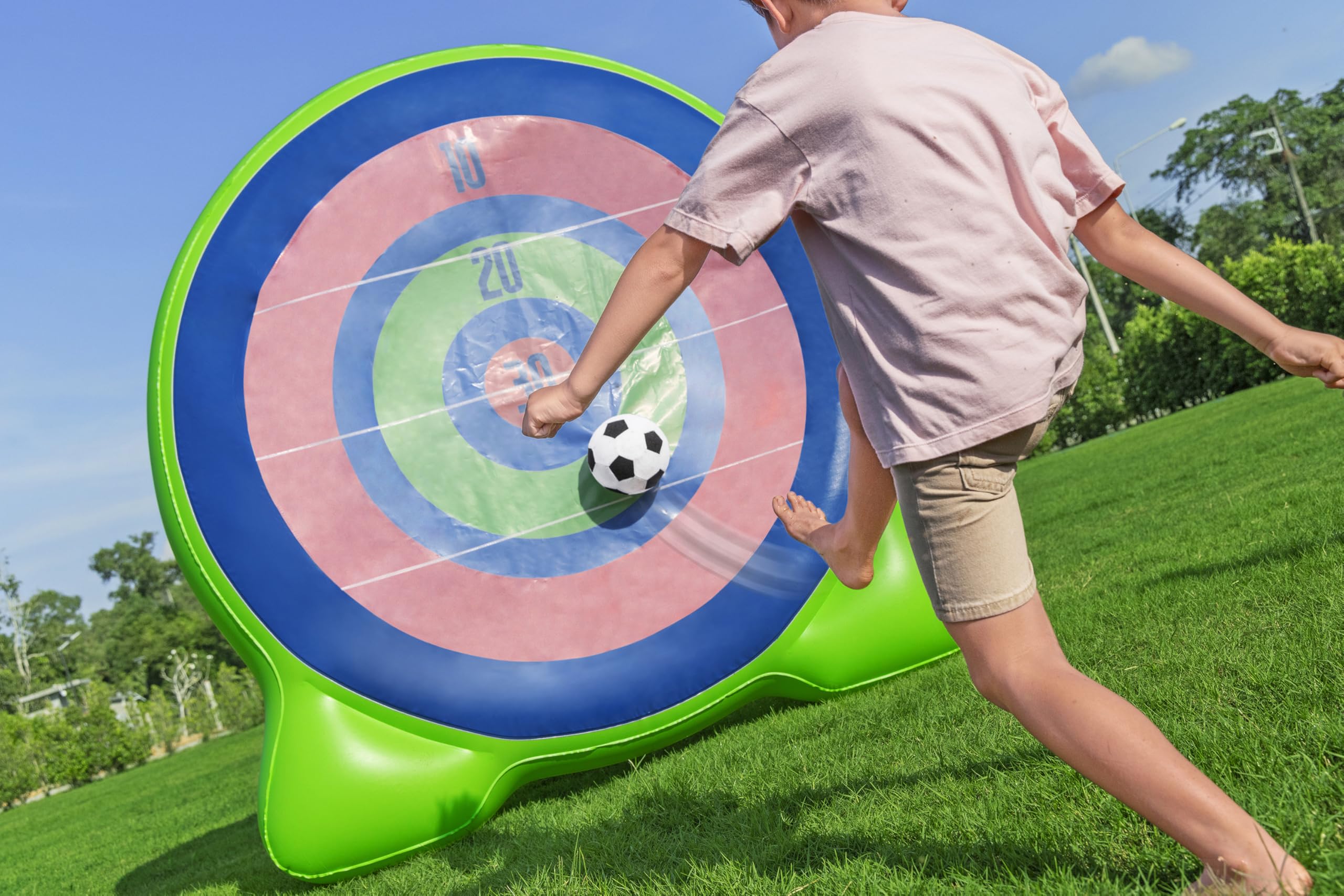 Bestway Fußball-Dartscheibe Backyard Bullseye 157x107x157 cm – Aufblasbares Outdoor Wurfspiel mit Klett-Fußball & Axtwurf, stabile Wasserkammer, Robustes PVC, inkl. 2 Fußbälle + 2 Äxte, ab 6 Jahre
