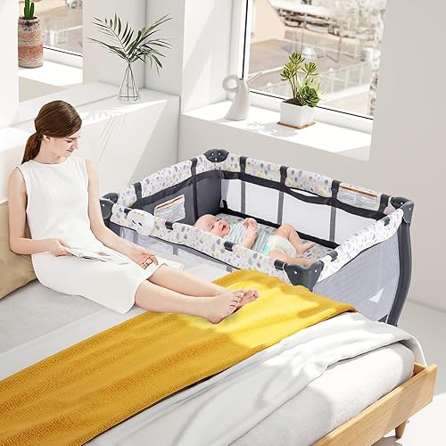 Miniatura 3 de HONEY JOY Pack and Play, corralito portátil 3 en 1 con moisés, cambiador, ruedas bloqueables, caja de música, centro de guardería plegable para cuna