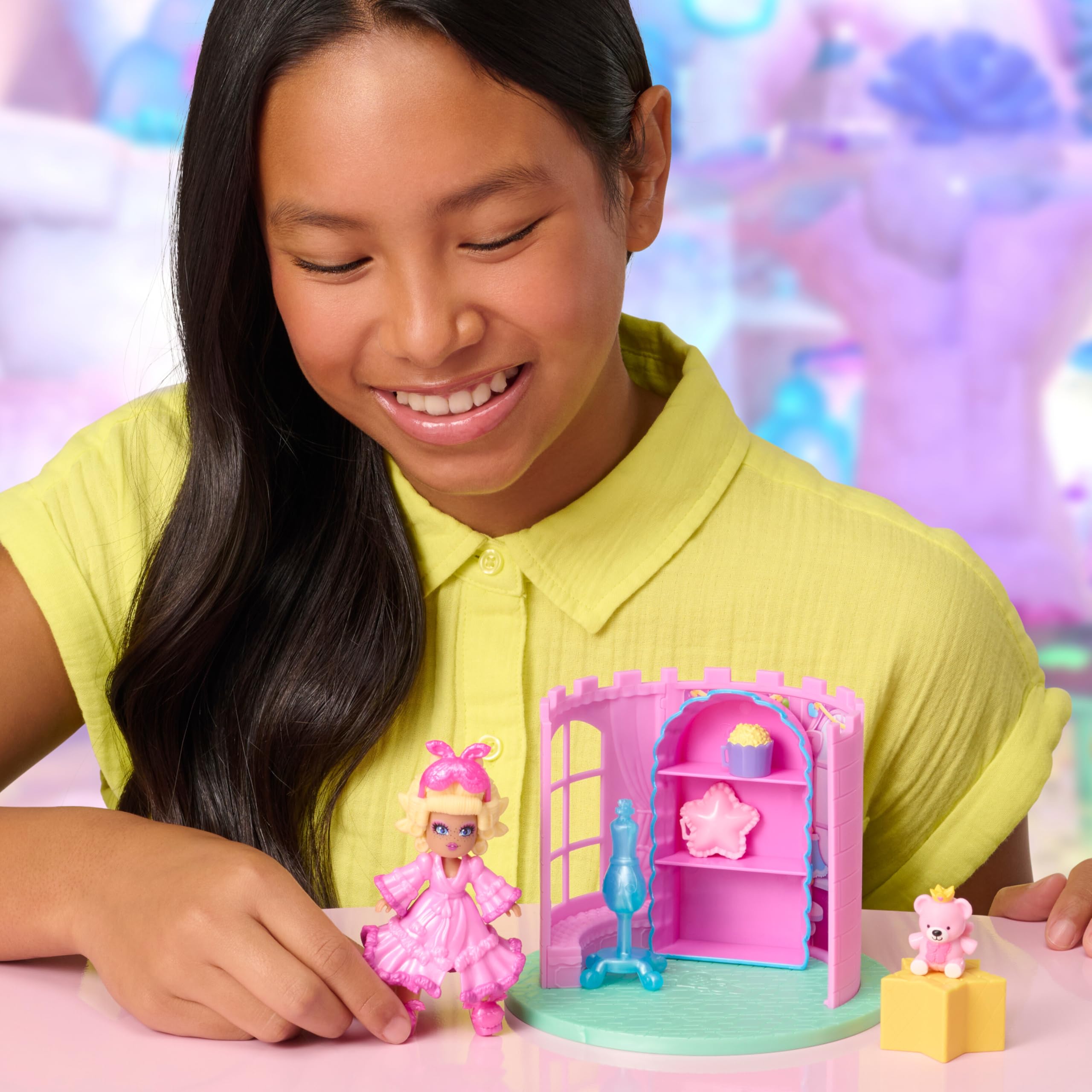 Royale High Juego de dormitorio - 1 muñeca, 5 accesorios - Se adapta al interior del castillo - Código de artículo virtual incluido - A partir de 5 años