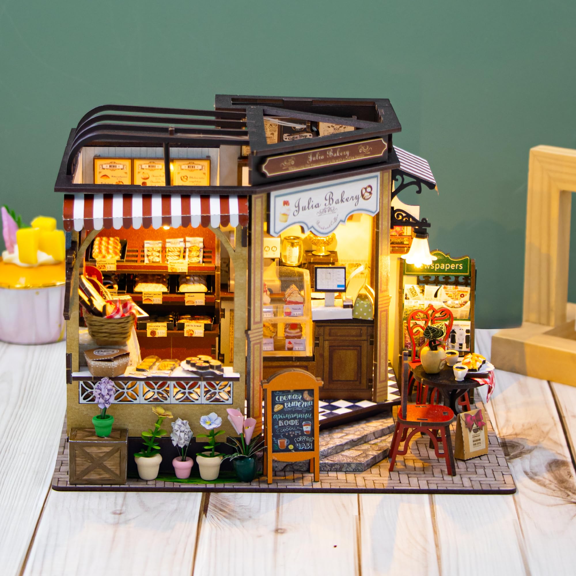 CUTEROOM Domek dla lalek z drewna, miniaturowy zestaw, miniaturowy zestaw do piekarni, model Julia's Café, kreatywny prezent dla dorosłych