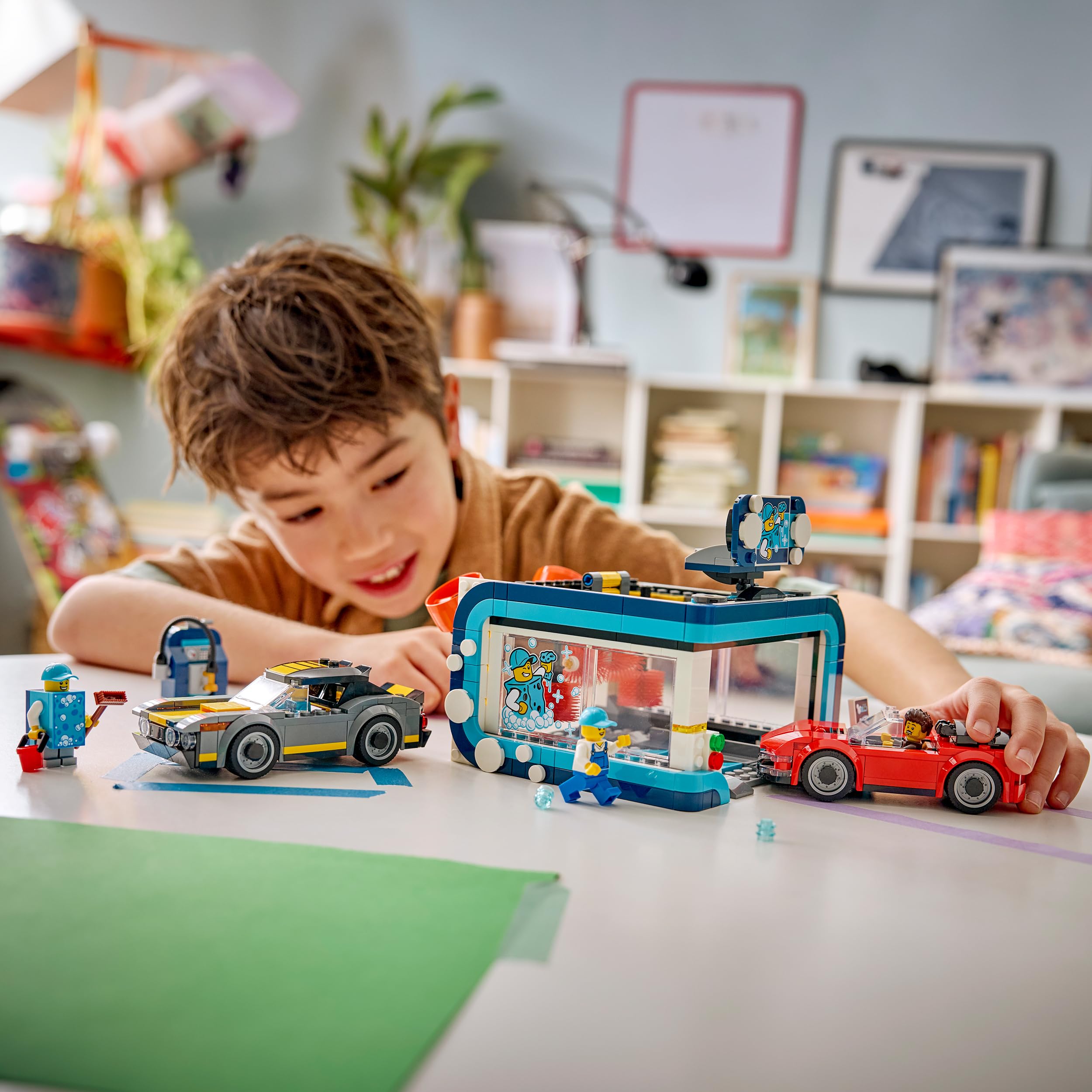 LEGO City La Station de Lavage Automatique - Jouet de Construction - Maquettes de Voitures, Fonction Nettoyage & 4 Minifigurines avec Accessoires - Cadeau d'anniversaire pour Garçon dès 6 Ans 60497