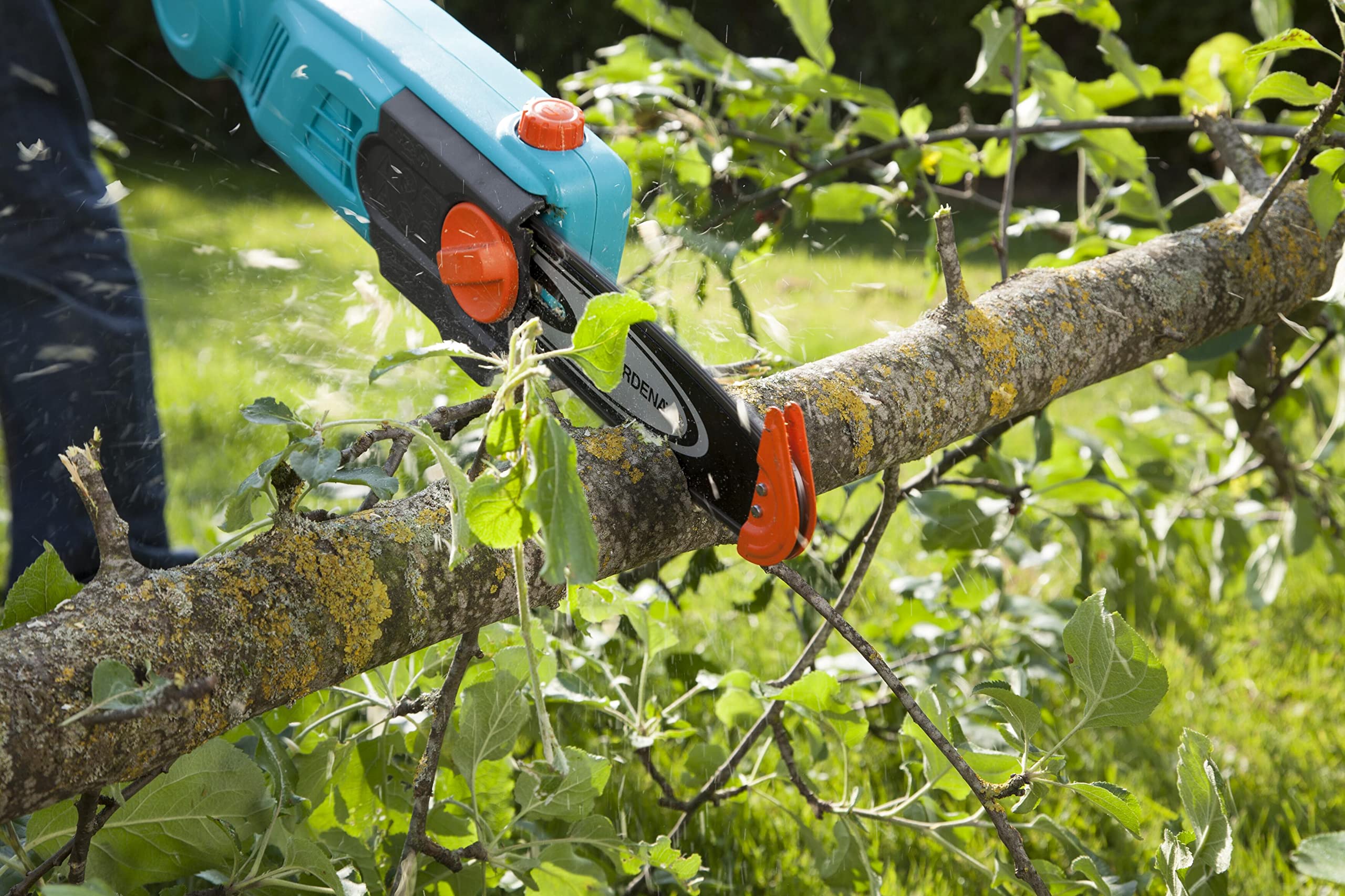 Gardena Teleskop-Hochentaster TCS Li-720/20: Elektrische Astsäge mit 720 W und 20 cm Schwertlänge, abwinkelbarer Kopf, Schneideanschlag, bis 4.40 m Reichweite, inkl. Tragegurt (8868-20)