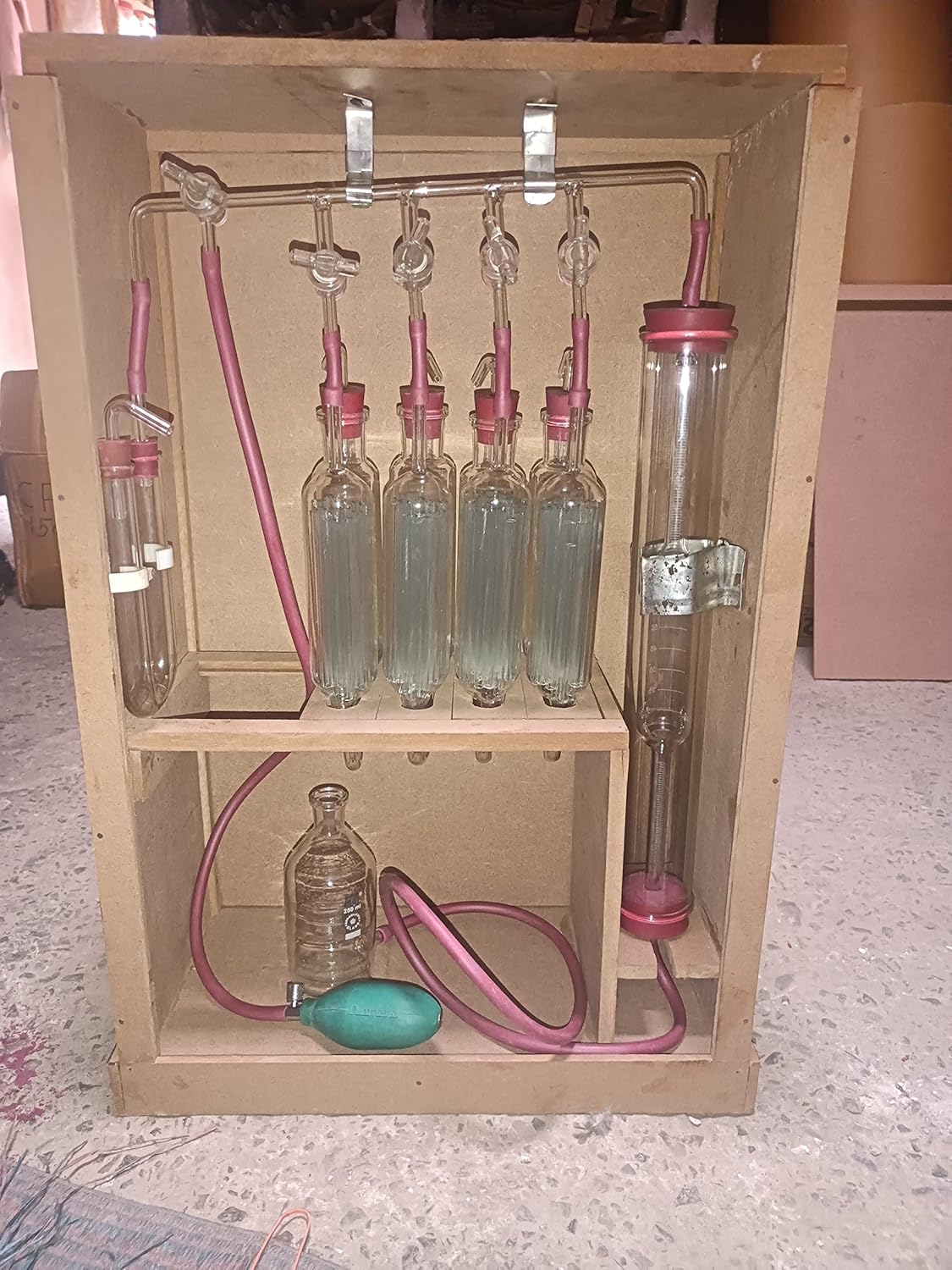 BOROSILICATE GLASS ORSAT GAS ANALYSIS APPARATUS. 4 TEST MANIFOLD ONE