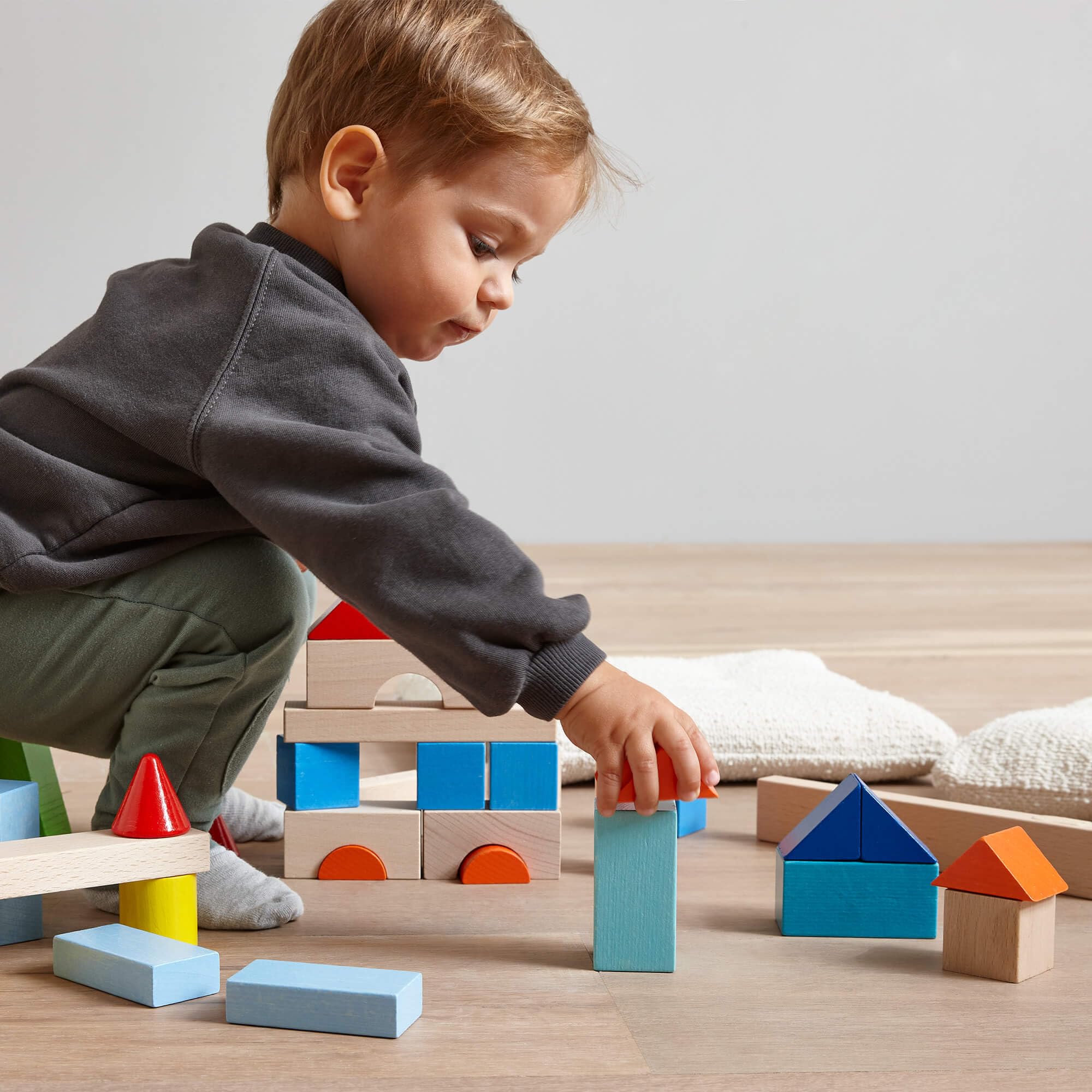 HABA Mis Primeros Bloques de construcción – 46 Bloques de Madera de Colores con Bolsa de algodón – Fabricado en Alemania – para niños a Partir de 1 año – Promueve la motricidad Fina – 2010877001