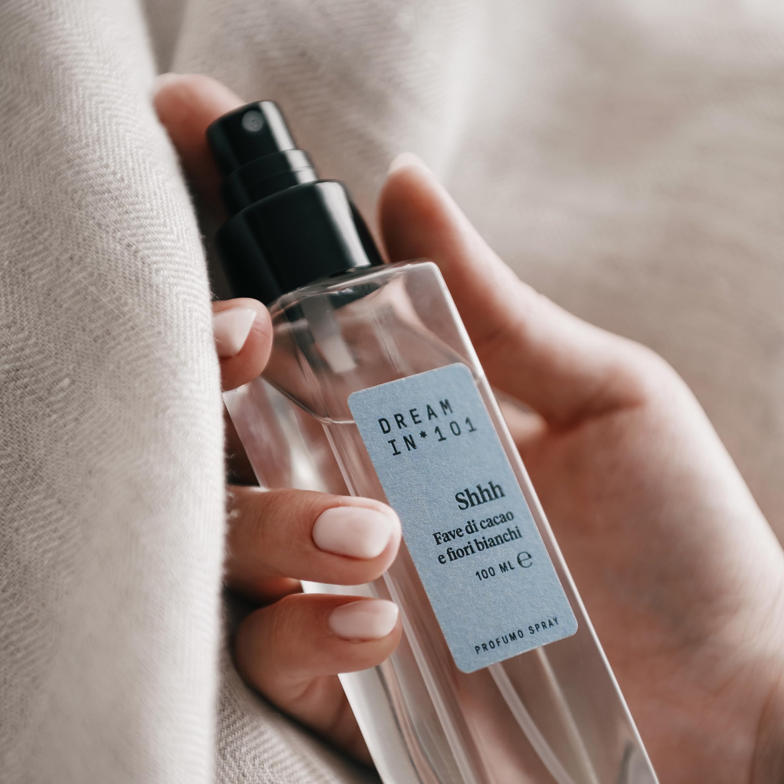 DREAMIN*101- Profumo Spray Tessuti Fragranza Fiori Bianchi e Fave di Cacao, Profumatore Cuscino e Letto Concilia Sonno e Relax, Pillow Spray Naturale Delicato, Profumi Made in Italy, 100 ml