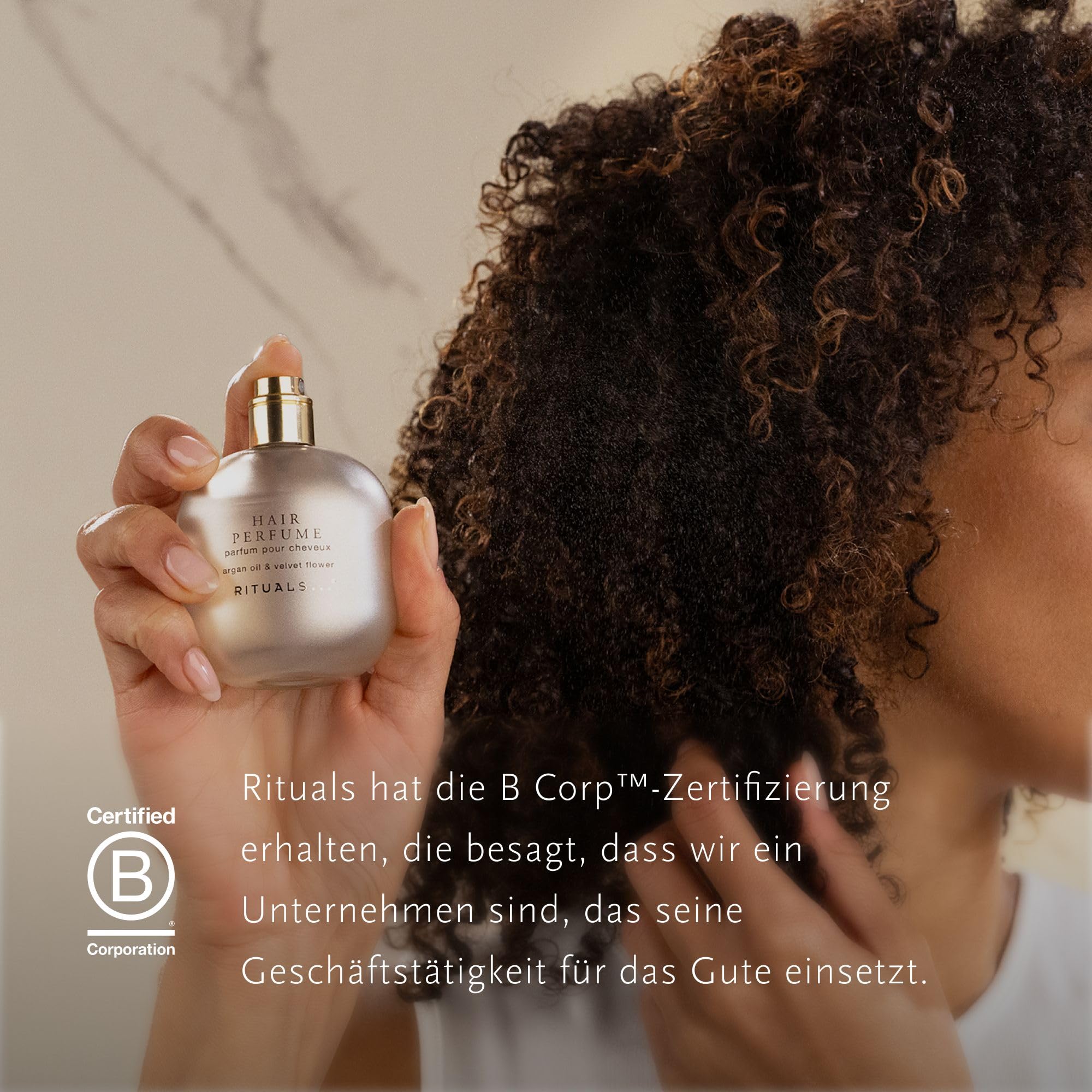 RITUALS Haarpflege Set - 4 Reisegrößen + Exklusive Haarbürste in einer wiederverwendbarer Tasche – Detox Shampoo, Trockenshampoo, Ultra Shine Maske & Haarparfum