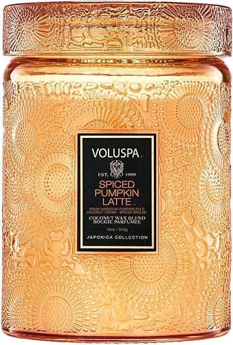 Voluspa Latte de calabaza especiada, tarro de vela grande, 18 onzas, 100 horas de tiempo de combustión, mechas totalmente naturales y cera de coco