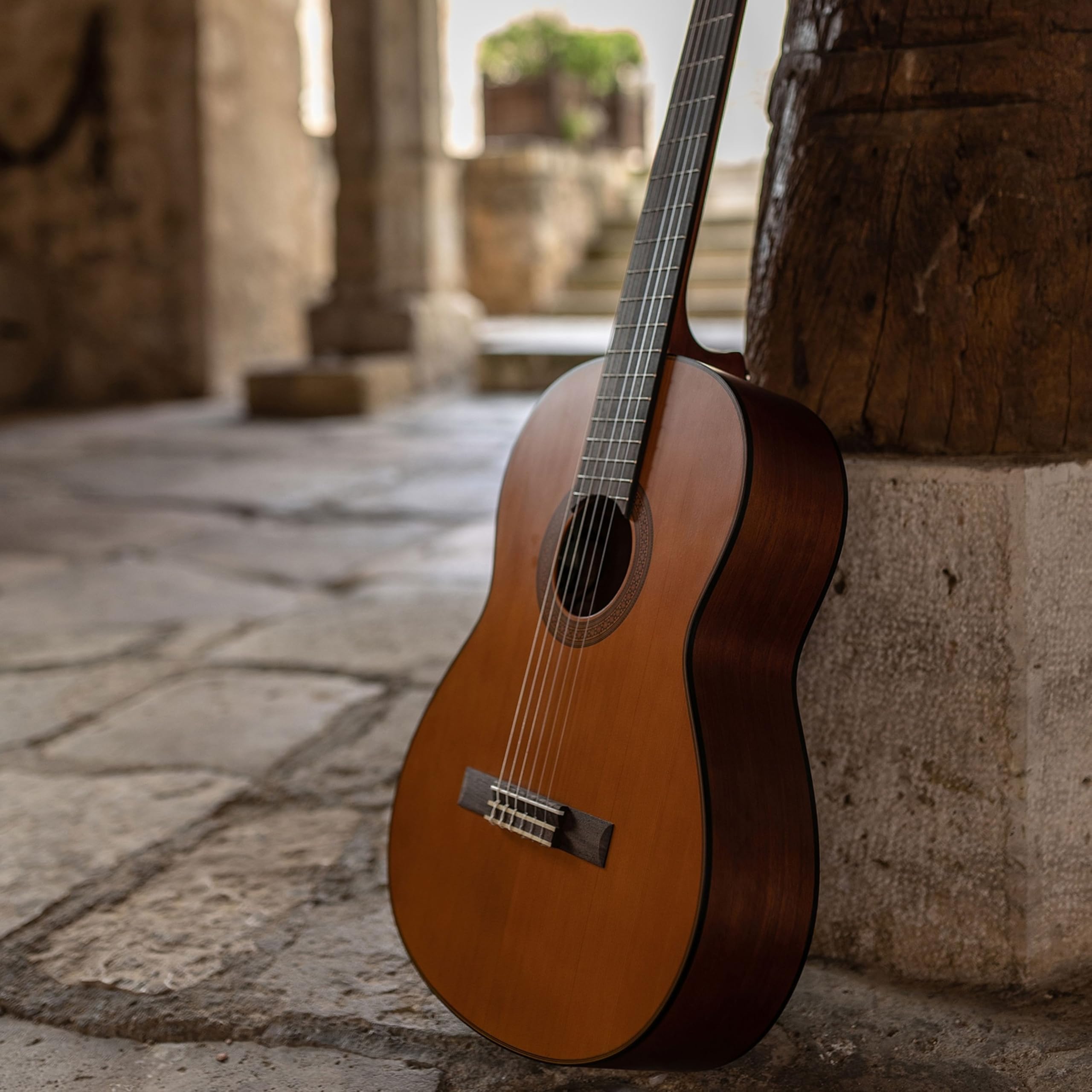 YAMAHA CG122MC Guitarra Clásica Tamaño Completo – Tapa Maciza de Cedro, Escala 650 mm, Guitarra de Nylon con Sonido Cálido y Rico, Fácil de Tocar