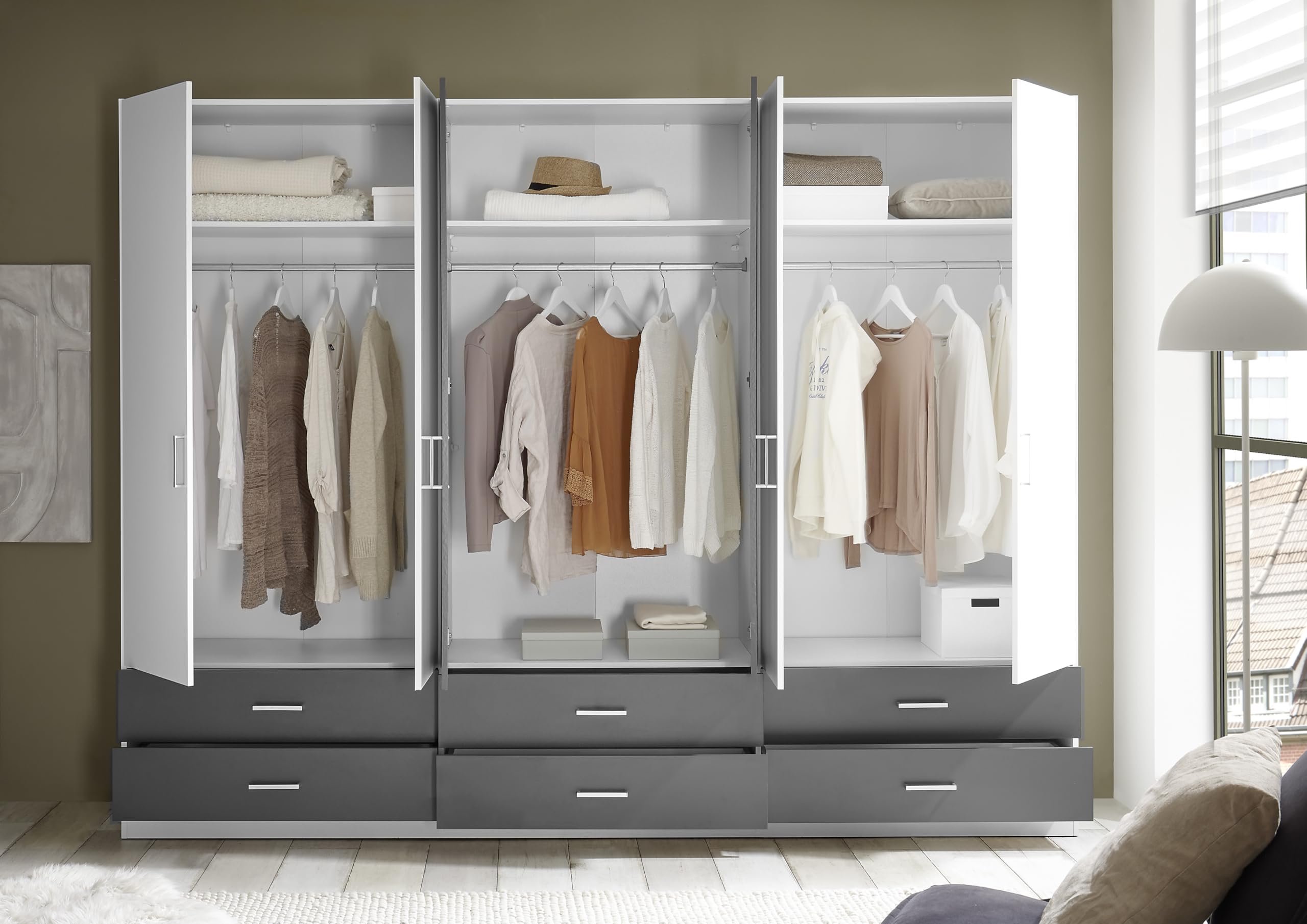 AVANTI TRENDSTORE Lambrugo - Armadio a 6 ante battenti, di cui 2 con specchio e 6 cassetti, in legno laminato di colore bianco/grafite. Misure ca. LAP 272x211x55 cm.