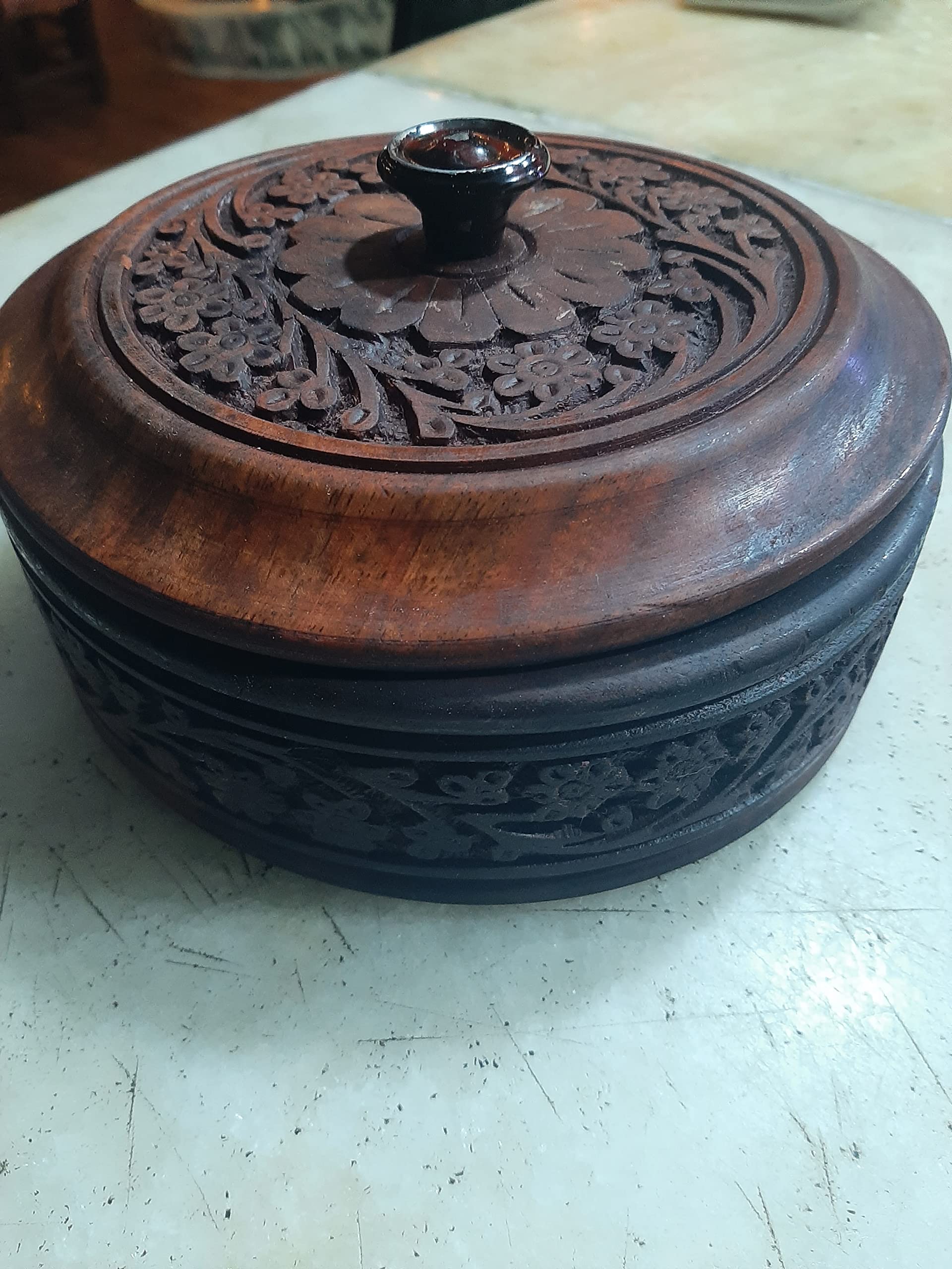 Tortillero de la madera noble con tapa hermética y acabado artesanal