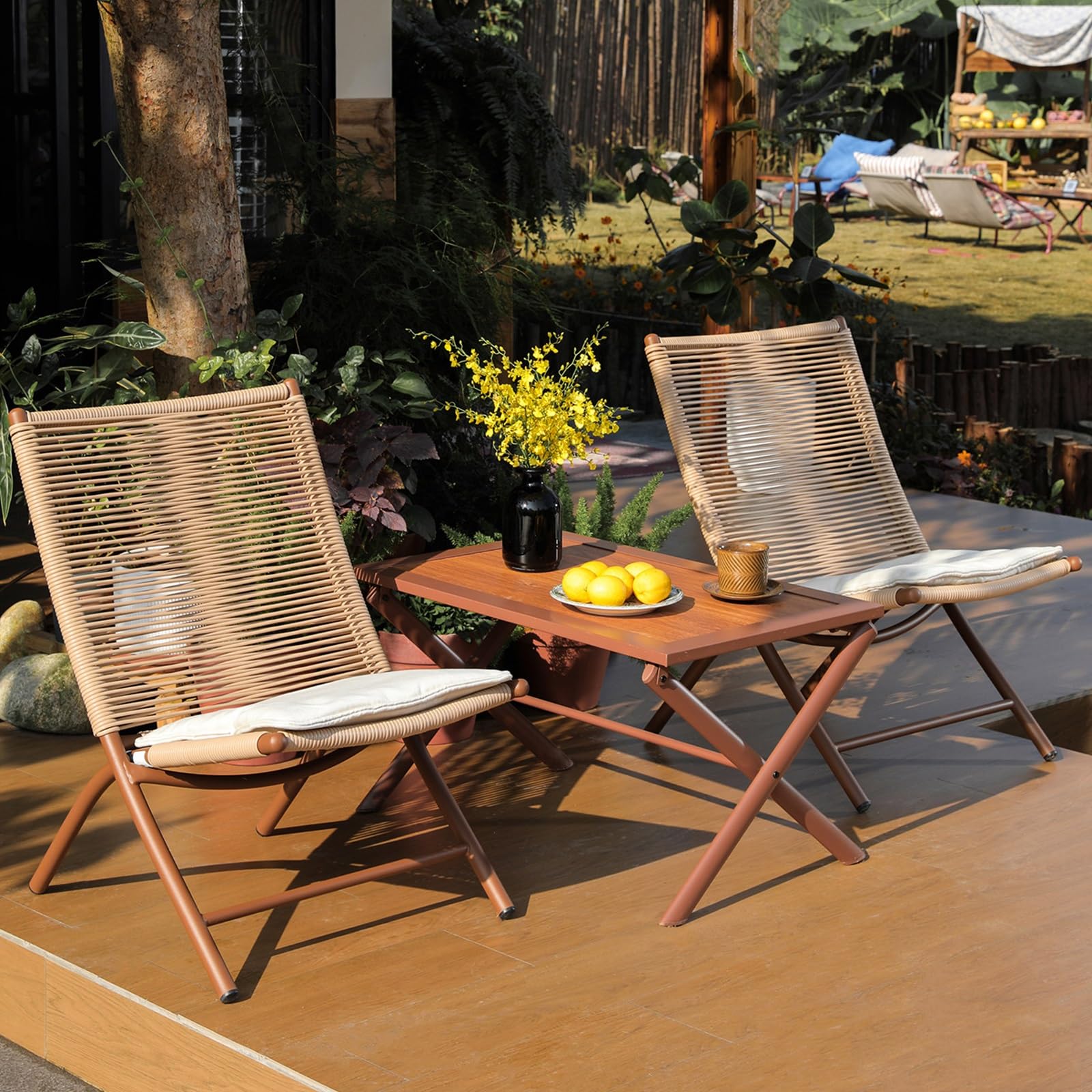 Set Bistrot Pieghevole da Esterno in 3 Pezzi, Mobili Resistenti alle Intemperie con 2 Sedie Lounge Pieghevoli e Tavolino, Cuscini Morbidi, Ideale per Giardino, Patio e Cortile