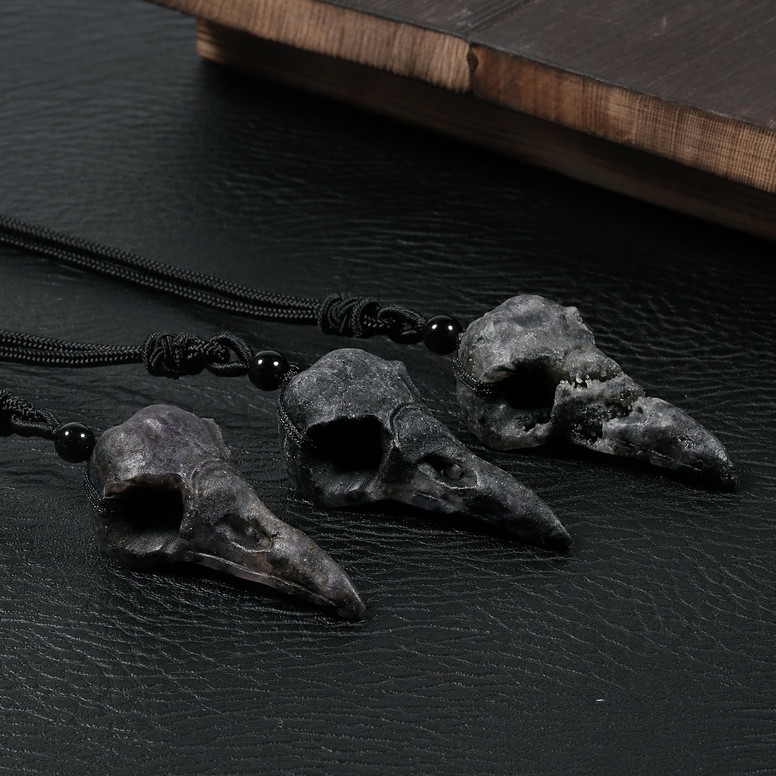 KYEYGWO Pendentif Crâne de Corbeau Pour Unisexe, Collier Tête de Corbeau en Pierre Sculptée à la main avec Cordon Noir Ajustable, Agate Blanche