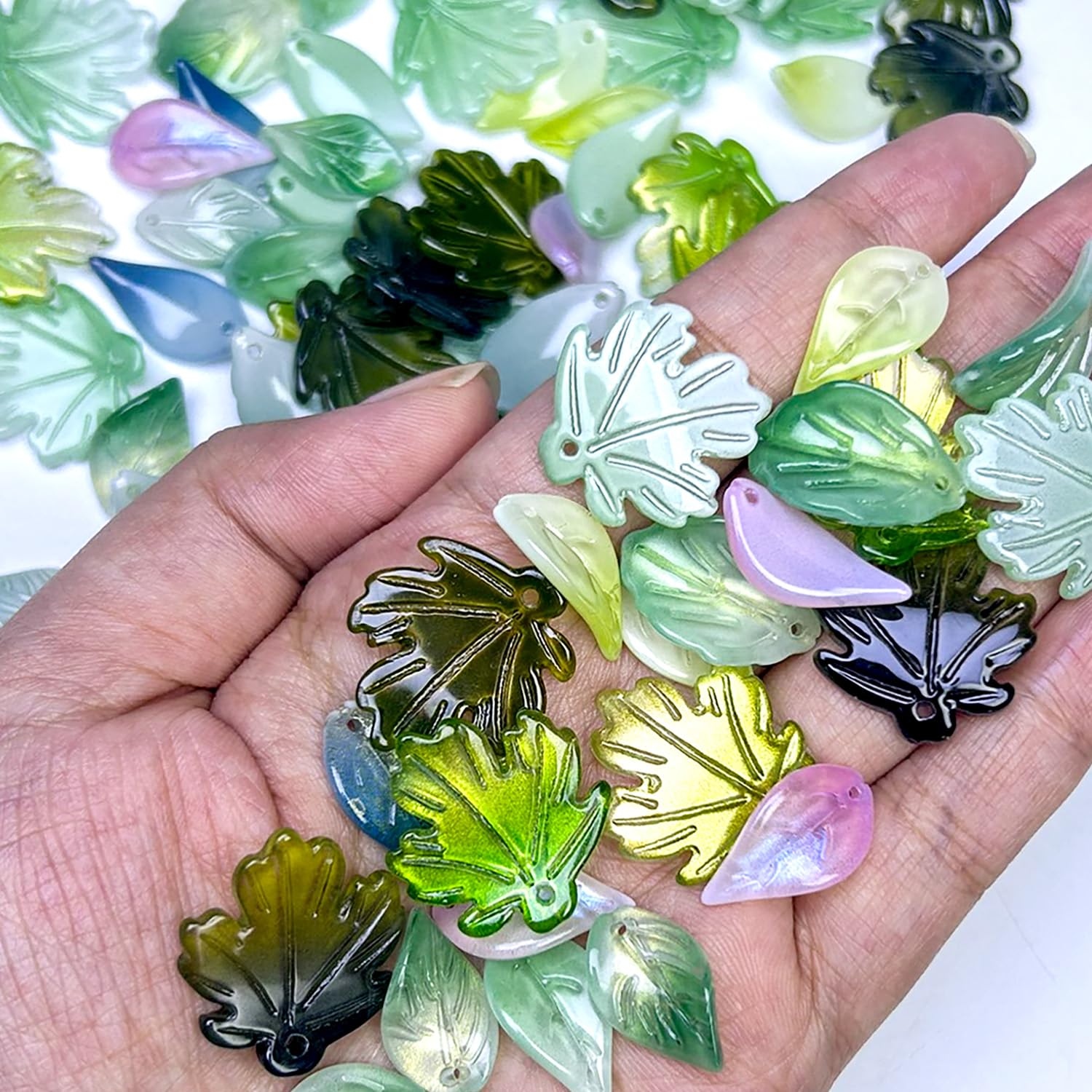 100 perline di vetro a forma di foglia per la creazione di gioielli, perline di cristallo verde rosa per piante in rilievo fai da te, orecchini, bracciali, collane, campanelli a vento