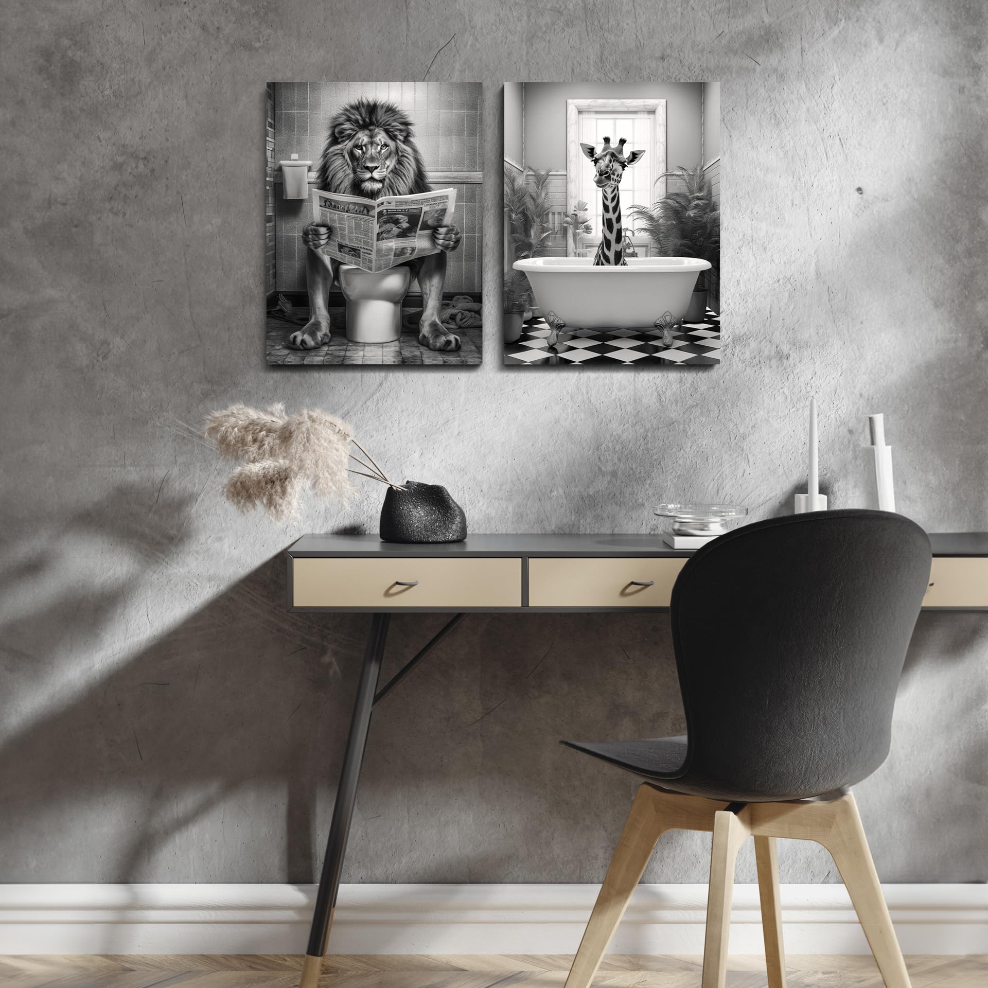 Ensemble de tableaux sur toile STYLER Fun 2x 32x42 cm (PRÊT À ACCROCHER) - Lion aux toilettes et girafe dans la baignoire - Décoration amusante de salle de bain - Noir et blanc