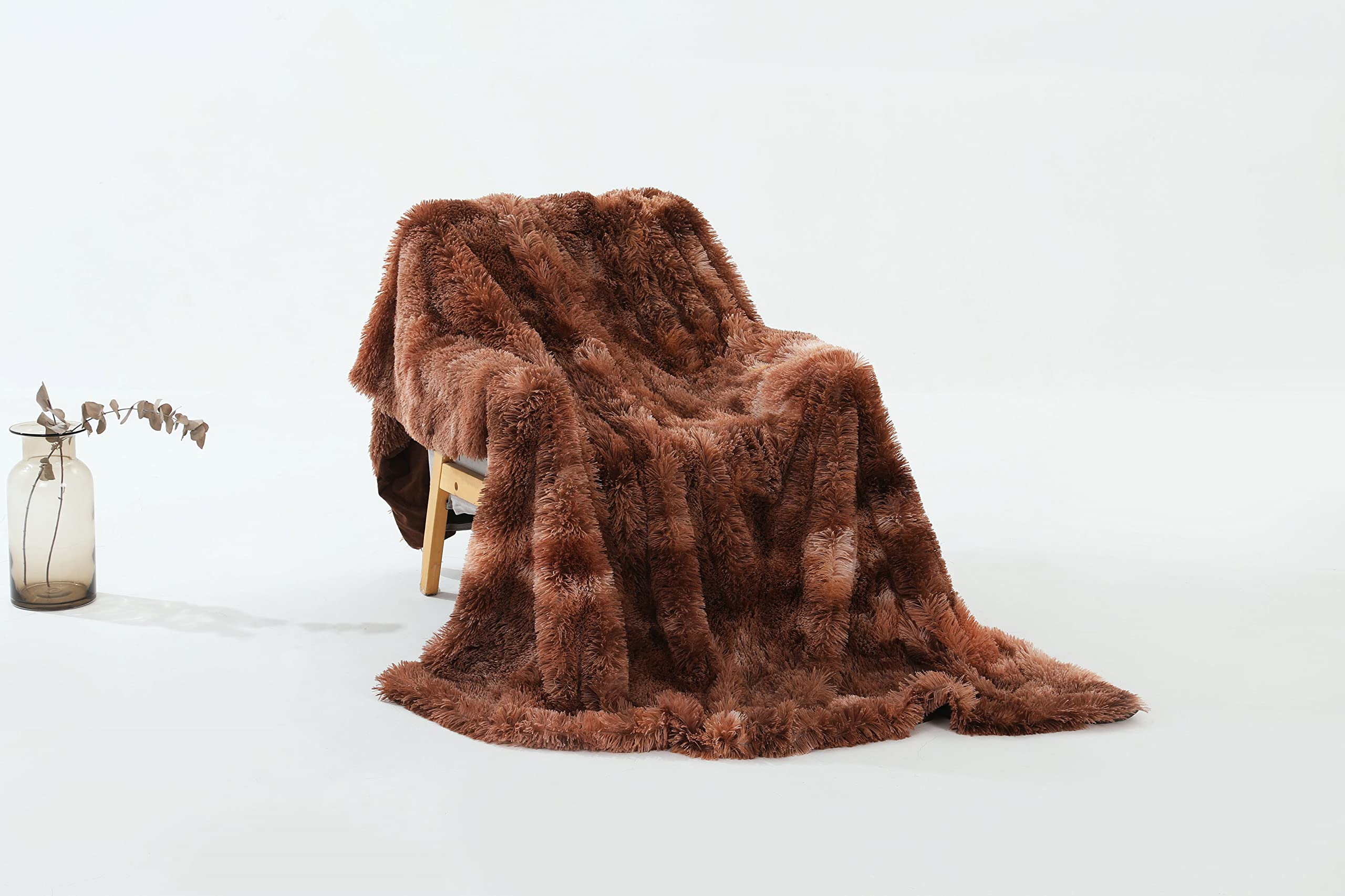 Couverture pour canapé et salon design, plaid fausse fourrure cocooning