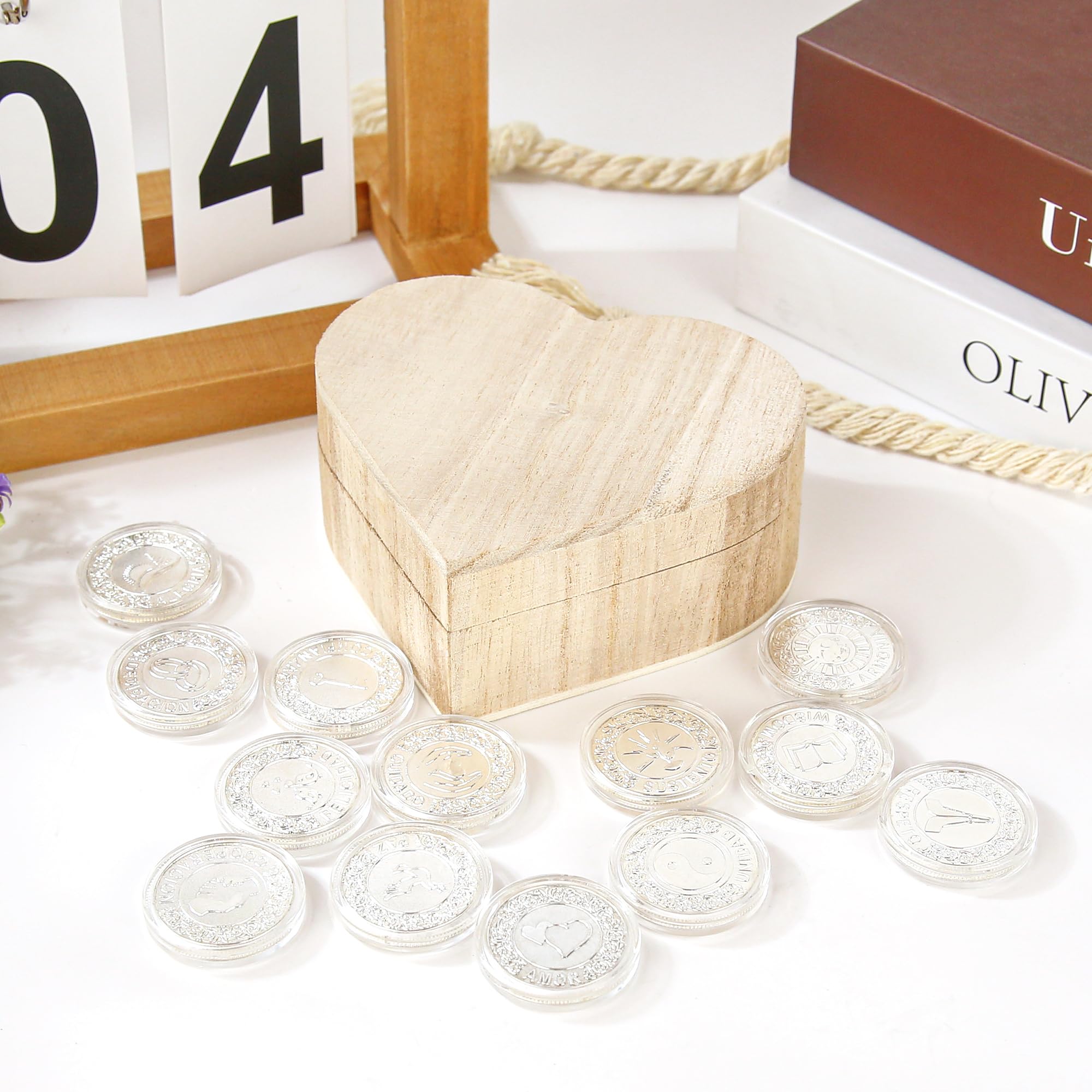 TINGKU Arras de Boda Catolica Set de monedas de boda - 13 monedas de unidad de plata para la ceremonia de boda católica, elegantes Recuerdos Para Boda con caja de madera en forma de corazón
