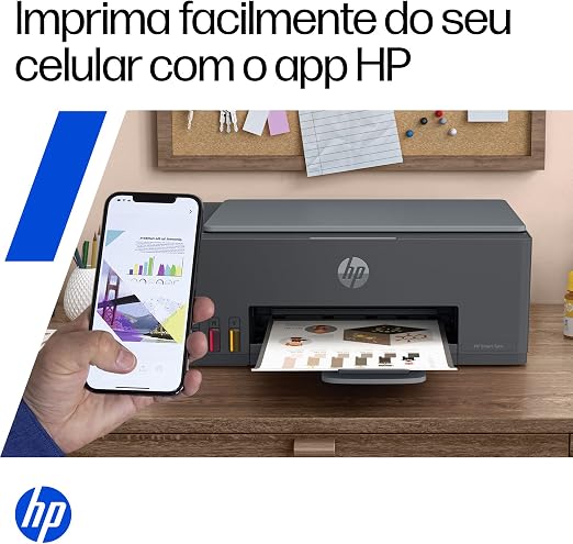 Pessoa utilizando o aplicativo HP no celular para imprimir documentos sem fio na impressora HP Smart Tank 589.