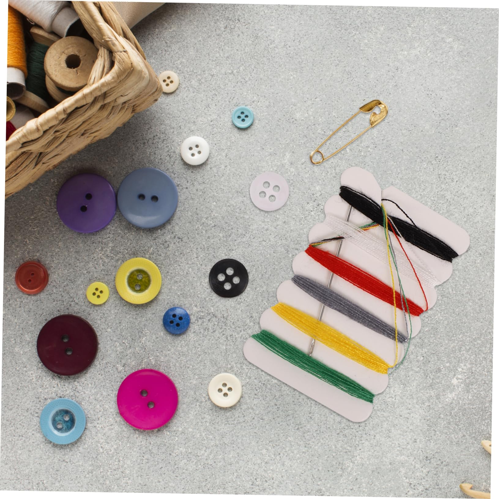 Kit de Costura Portátil 100 Piezas Botones, Agujas E Hilo | Principiantes y Madres, Uso Doméstico y Comercial, Incluye Alfileres, Formato Compacto Color Aleatorio