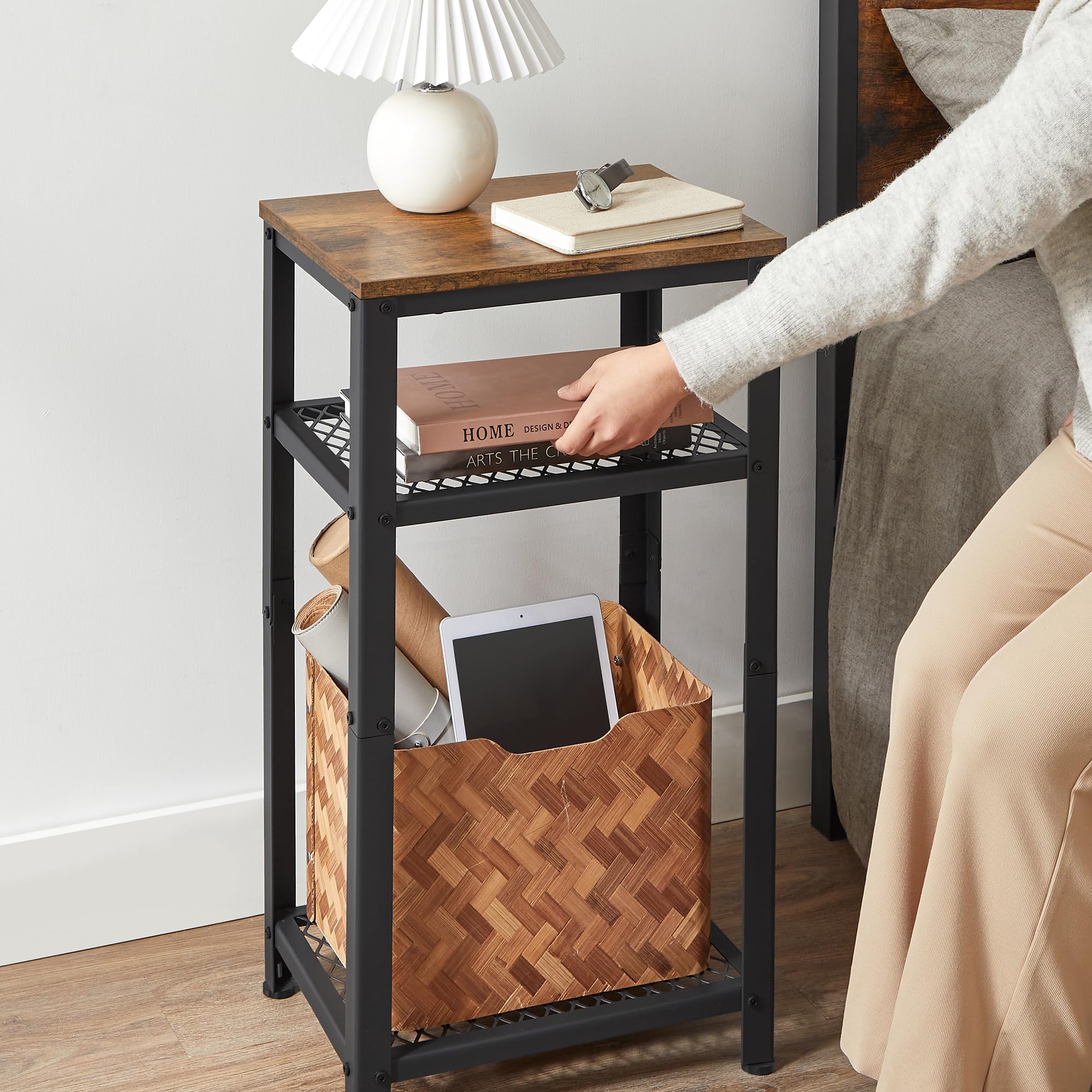 VASAGLE Table d'appoint, Table de Chevet, Bout de canapé, Table pour téléphone, avec 2 étagères en Treillis, pour Bureau, Couloir, Salon, Cadre en Acier, Marron Rustique et Noir LET75BX