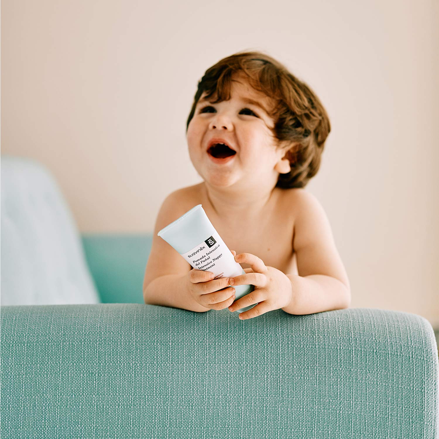 Suavinex, Borsa termica per neonati. Frigorifero per bambini con kit cosmetico. Include: Colonia Baby Cologne 100 ml + Gel Shampoo Syndet 300 ml + lozione idratante 300 ml + pomata pannolino, corallo