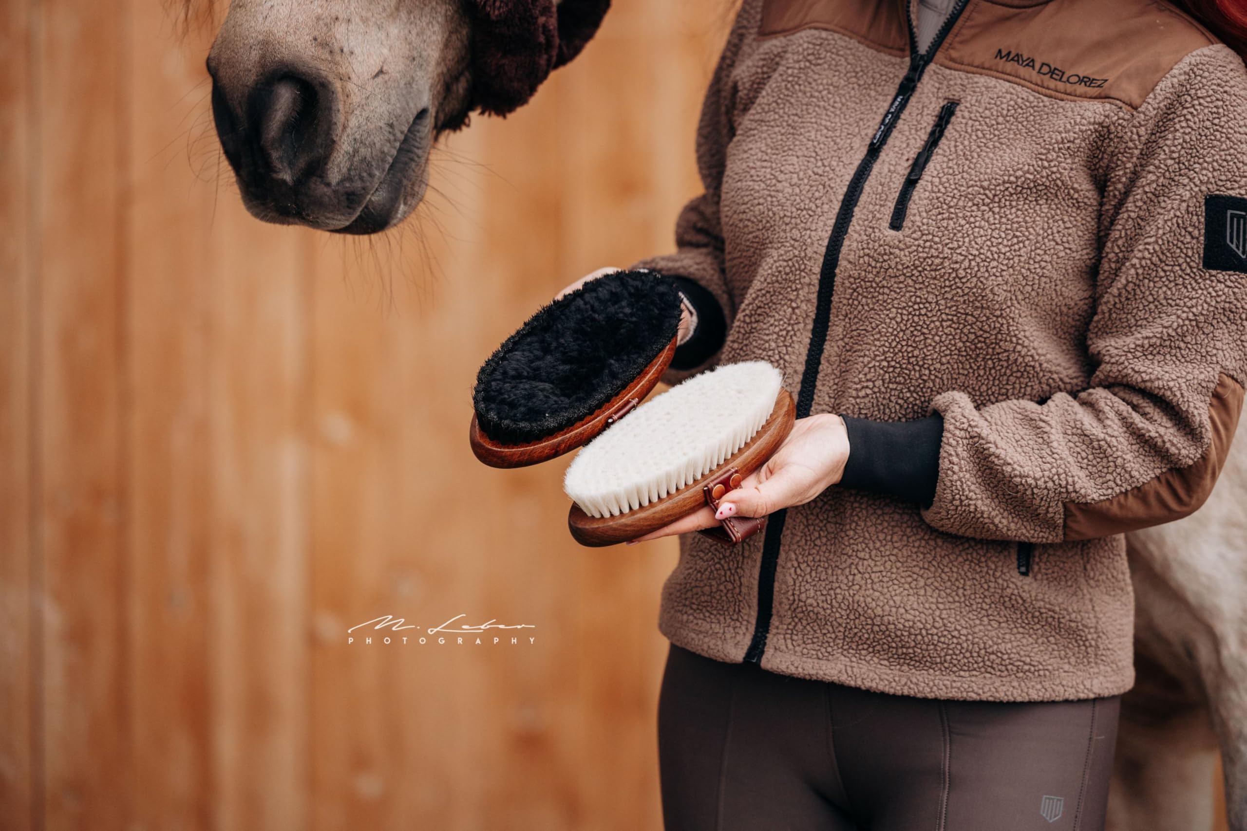 Cepillo de brillo – 100 % pelo de cabra | Cepillo para caballos con mango de madera y correa de cuero vegano | Cuidado suave del pelaje con acabado brillante y antielectrostático