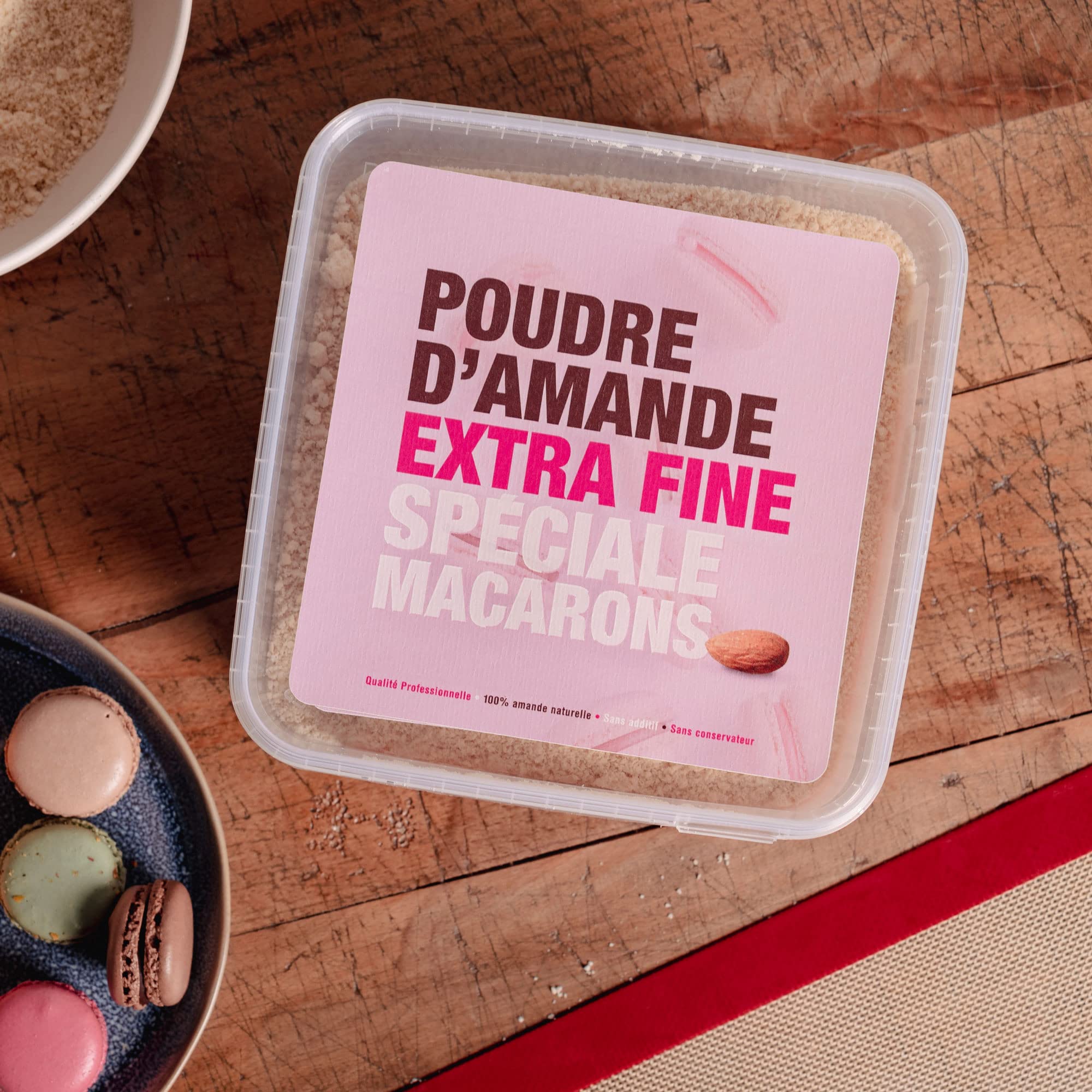 Poudre d'amande extra-fine spéciale macarons (1kg) - Farine d'amande blanche 100% naturelle, sans conservateur et sans additifs - Emballage pratique en boîte hermétique
