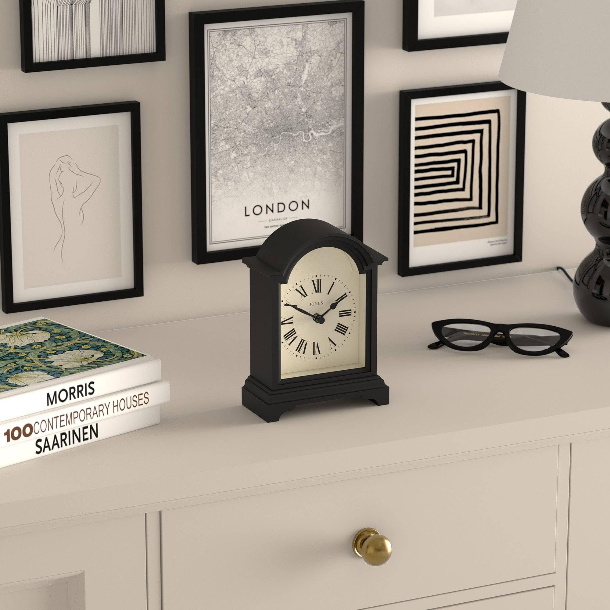 JONES CLOCKS® Bistro Kaminsimsuhr | Kleines klassisches wagenuhr-Design mit bogendecke | Schwarz | Zeitgenössischer klassischer Stil für kaminsims, Schreibtisch, Tisch, Regal und nachttisch