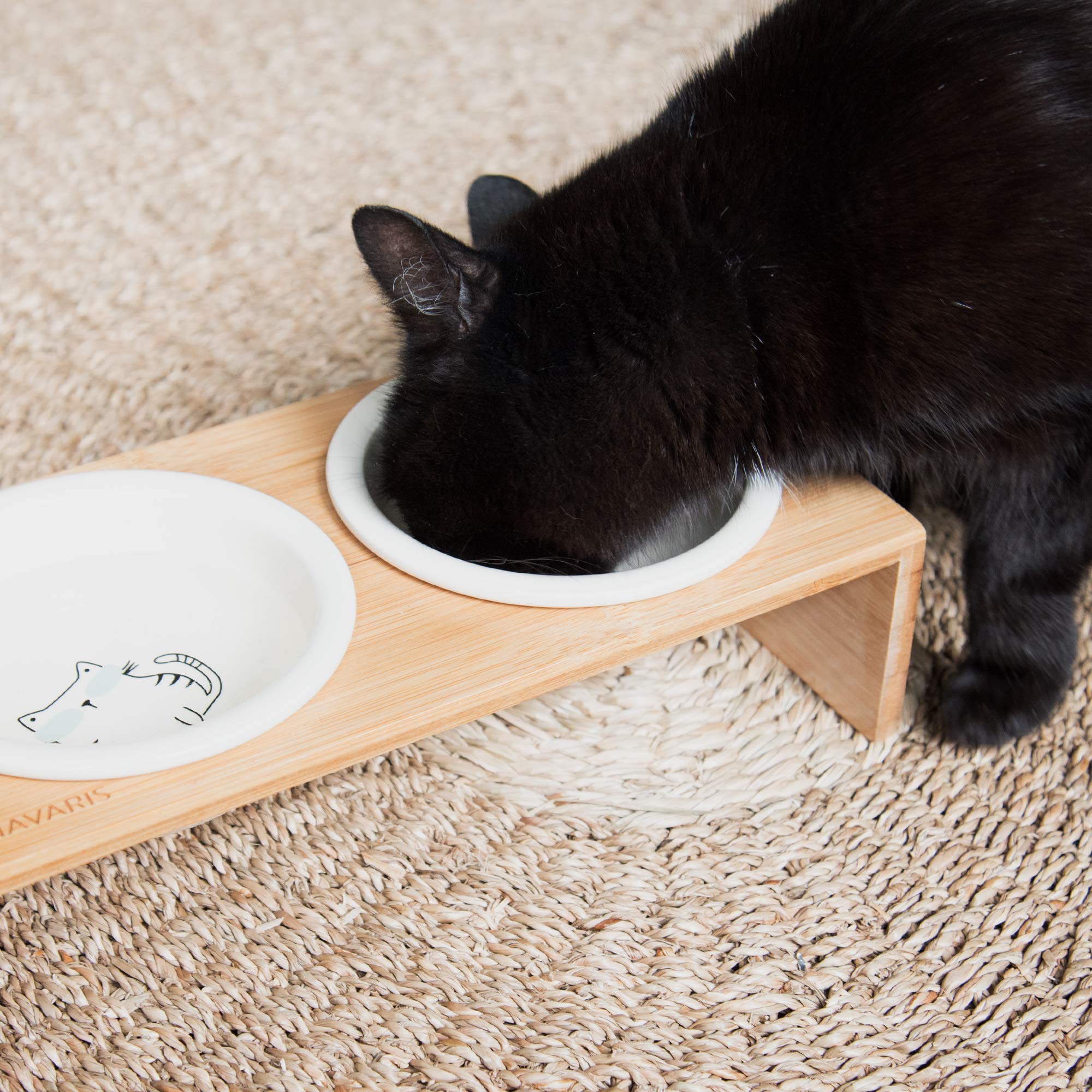Navaris Set 2X Ciotola Cane Gatto Ceramica - 2X 360ml con Base rialzata in bambù- Set di 2 scodelle con Supporto in Legno per Cibo Acqua croccantini