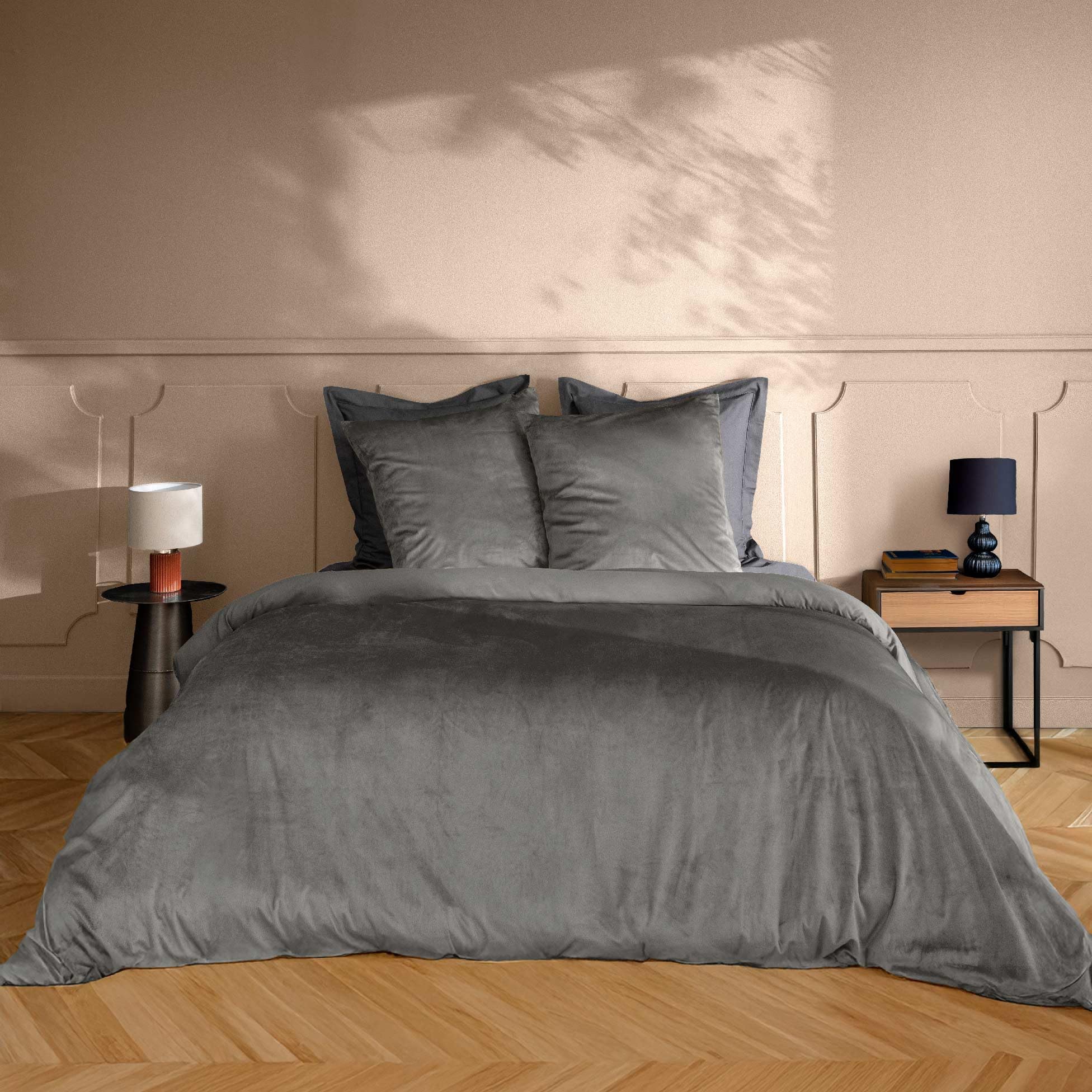Juego de cama terciopelo antracita ideal para crear un refugio cálido en las noches de invierno