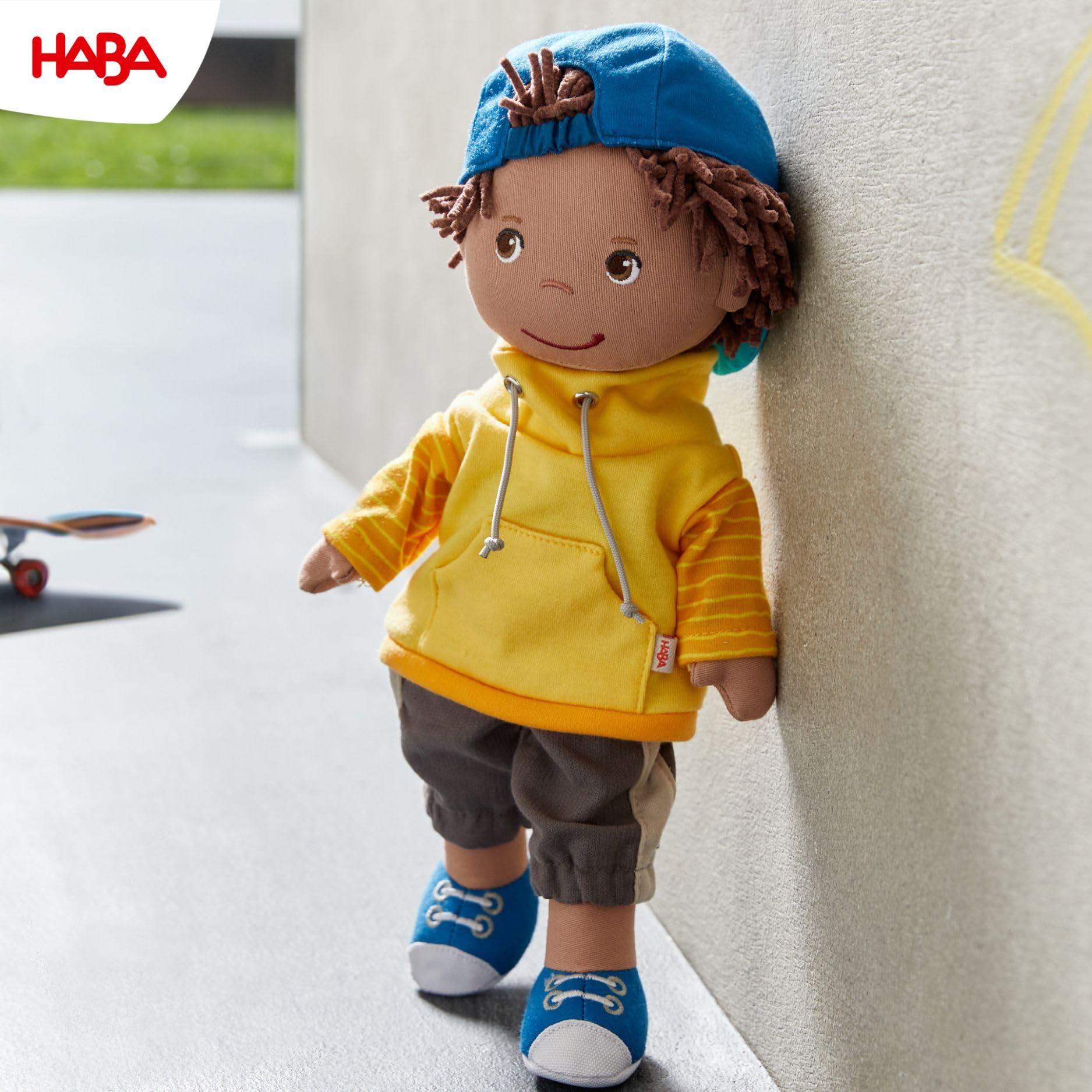 HABA Puppe Bruno – Coole 30cm Stoffpuppe für Kleinkinder – Kinderleicht an- und ausziehbar, pflegeleicht & waschbar – Ab 18 Monaten – 2014438001