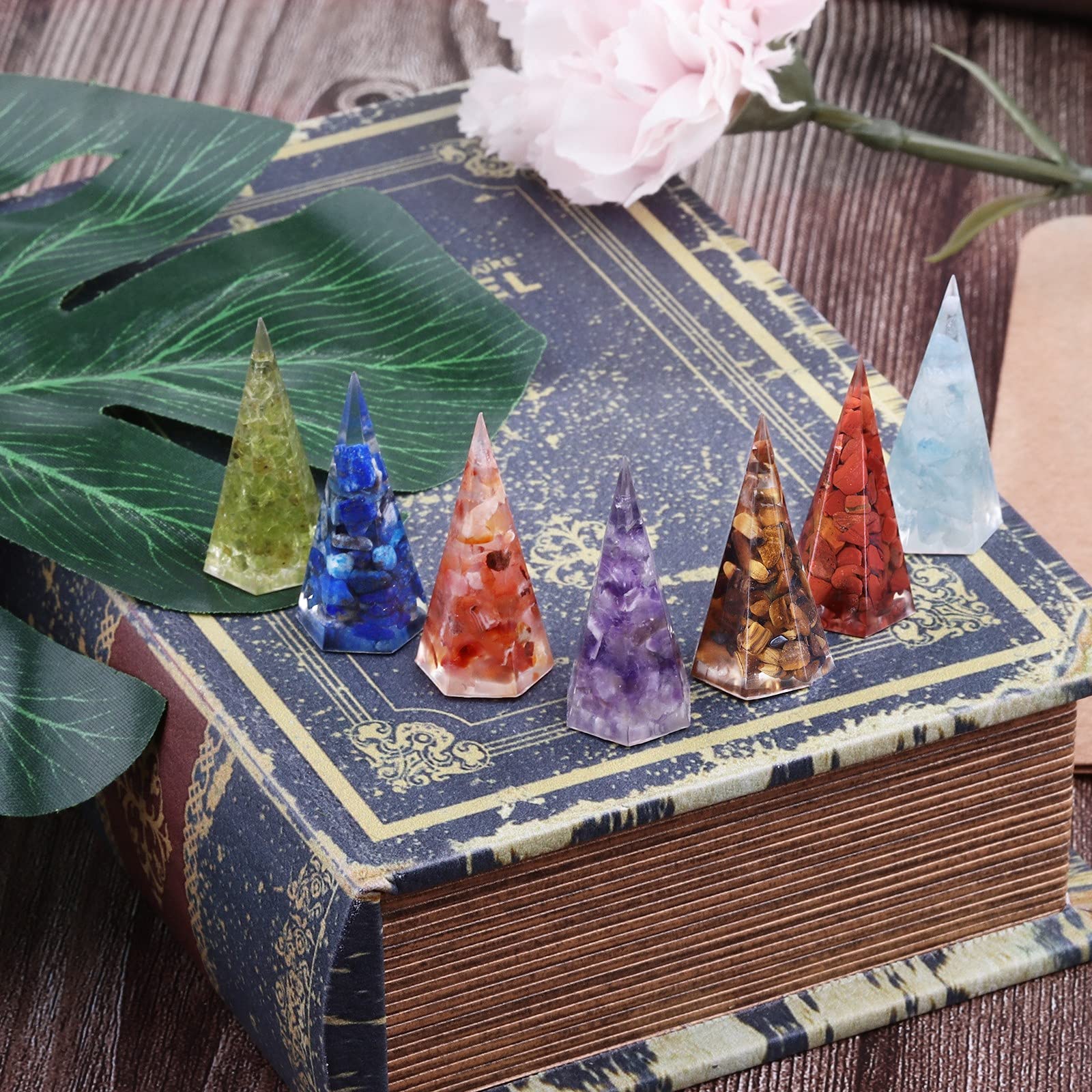 Piramide Orgone Con 7 Cristalli Chakra - Per Reiki, Meditazione E Healing, Con Pendente E Pendolo - Foto 9