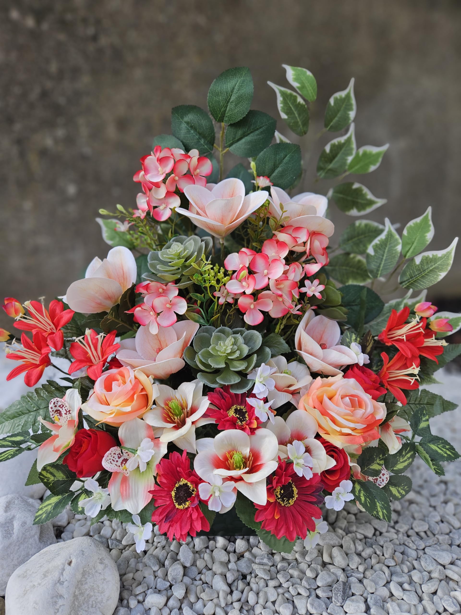 Composition De Fleurs Artificielles. Réalisé par Nos Soins, Fleurs De Qualité. Haut 47cm.