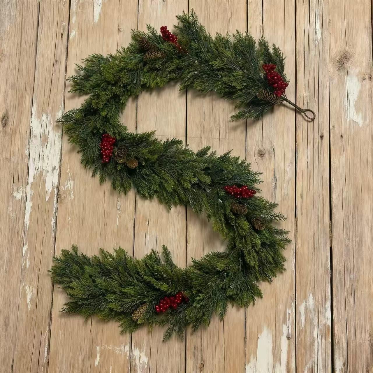 Künstliche Tannenzweige mit roten Beeren 270cm realistische Weihnachtsdekoration für Treppen Geländer und Kamin DIY Girlande(270cm)